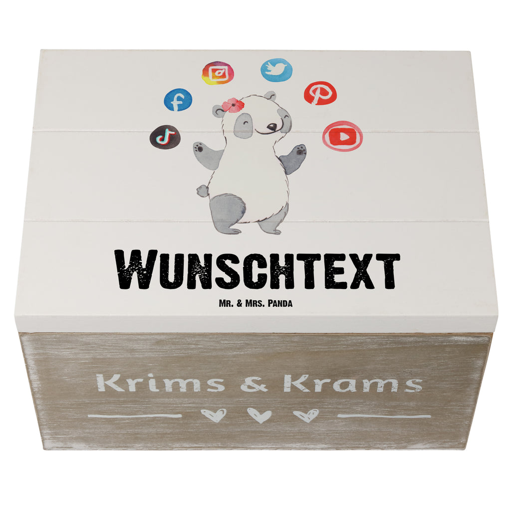 Personalisierte Holzkiste Social Media Managerin Herz Holzkiste mit Namen, Kiste mit Namen, Schatzkiste mit Namen, Truhe mit Namen, Schatulle mit Namen, Erinnerungsbox mit Namen, Erinnerungskiste, mit Namen, Dekokiste mit Namen, Aufbewahrungsbox mit Namen, Holzkiste Personalisiert, Kiste Personalisiert, Schatzkiste Personalisiert, Truhe Personalisiert, Schatulle Personalisiert, Erinnerungsbox Personalisiert, Erinnerungskiste Personalisiert, Dekokiste Personalisiert, Aufbewahrungsbox Personalisiert, Geschenkbox personalisiert, GEschenkdose personalisiert, Beruf, Ausbildung, Jubiläum, Abschied, Rente, Kollege, Kollegin, Geschenk, Schenken, Arbeitskollege, Mitarbeiter, Firma, Danke, Dankeschön