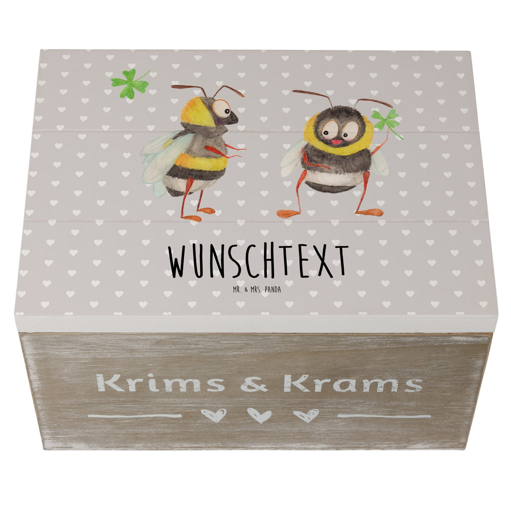 Personalisierte Holzkiste Bienen Paar Holzkiste mit Namen, Kiste mit Namen, Schatzkiste mit Namen, Truhe mit Namen, Schatulle mit Namen, Erinnerungsbox mit Namen, Erinnerungskiste, mit Namen, Dekokiste mit Namen, Aufbewahrungsbox mit Namen, Holzkiste Personalisiert, Kiste Personalisiert, Schatzkiste Personalisiert, Truhe Personalisiert, Schatulle Personalisiert, Erinnerungsbox Personalisiert, Erinnerungskiste Personalisiert, Dekokiste Personalisiert, Aufbewahrungsbox Personalisiert, Geschenkbox personalisiert, GEschenkdose personalisiert, Liebe, Partner, Freund, Freundin, Ehemann, Ehefrau, Heiraten, Verlobung, Heiratsantrag, Liebesgeschenk, Jahrestag, Hocheitstag, Valentinstag, Geschenk für Frauen, Hochzeitstag, Mitbringsel, Geschenk für Freundin, Geschenk für Partner, Liebesbeweis, für Männer, für Ehemann, Schildkröten, verliebte Schildkröten