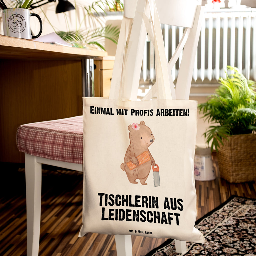 Tragetasche Tischlerin aus Leidenschaft Beuteltasche, Beutel, Einkaufstasche, Jutebeutel, Stoffbeutel, Tasche, Shopper, Umhängetasche, Strandtasche, Schultertasche, Stofftasche, Tragetasche, Badetasche, Jutetasche, Einkaufstüte, Laptoptasche, Beruf, Ausbildung, Jubiläum, Abschied, Rente, Kollege, Kollegin, Geschenk, Schenken, Arbeitskollege, Mitarbeiter, Firma, Danke, Dankeschön