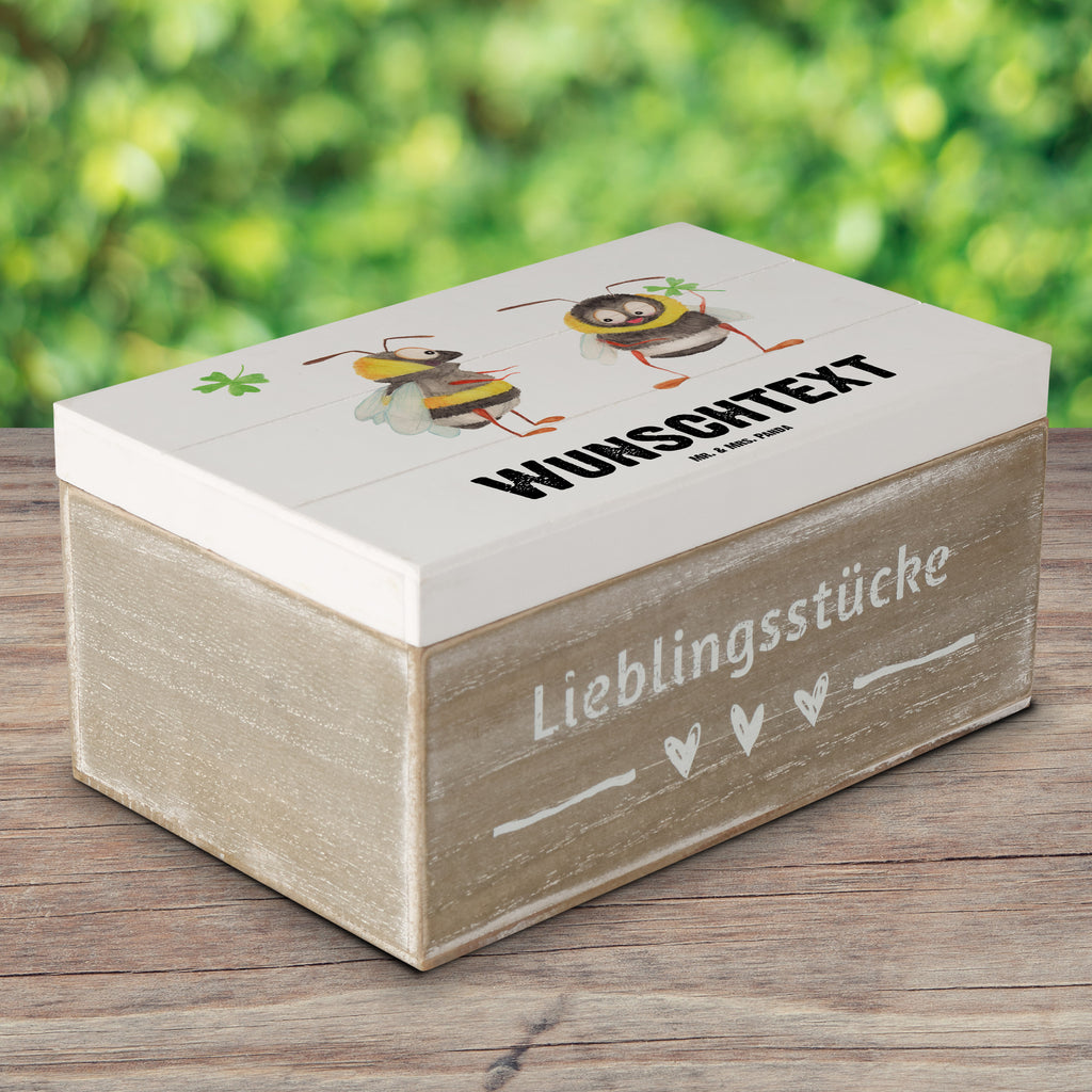 Personalisierte Holzkiste Hummeln Kleeblatt Holzkiste mit Namen, Kiste mit Namen, Schatzkiste mit Namen, Truhe mit Namen, Schatulle mit Namen, Erinnerungsbox mit Namen, Erinnerungskiste, mit Namen, Dekokiste mit Namen, Aufbewahrungsbox mit Namen, Holzkiste Personalisiert, Kiste Personalisiert, Schatzkiste Personalisiert, Truhe Personalisiert, Schatulle Personalisiert, Erinnerungsbox Personalisiert, Erinnerungskiste Personalisiert, Dekokiste Personalisiert, Aufbewahrungsbox Personalisiert, Geschenkbox personalisiert, GEschenkdose personalisiert, Tiermotive, Gute Laune, lustige Sprüche, Tiere, Hummel, Biene, Spruch positiv, Biene Deko, Spruch schön, glücklich sein, glücklich werden, Spruch fröhlich