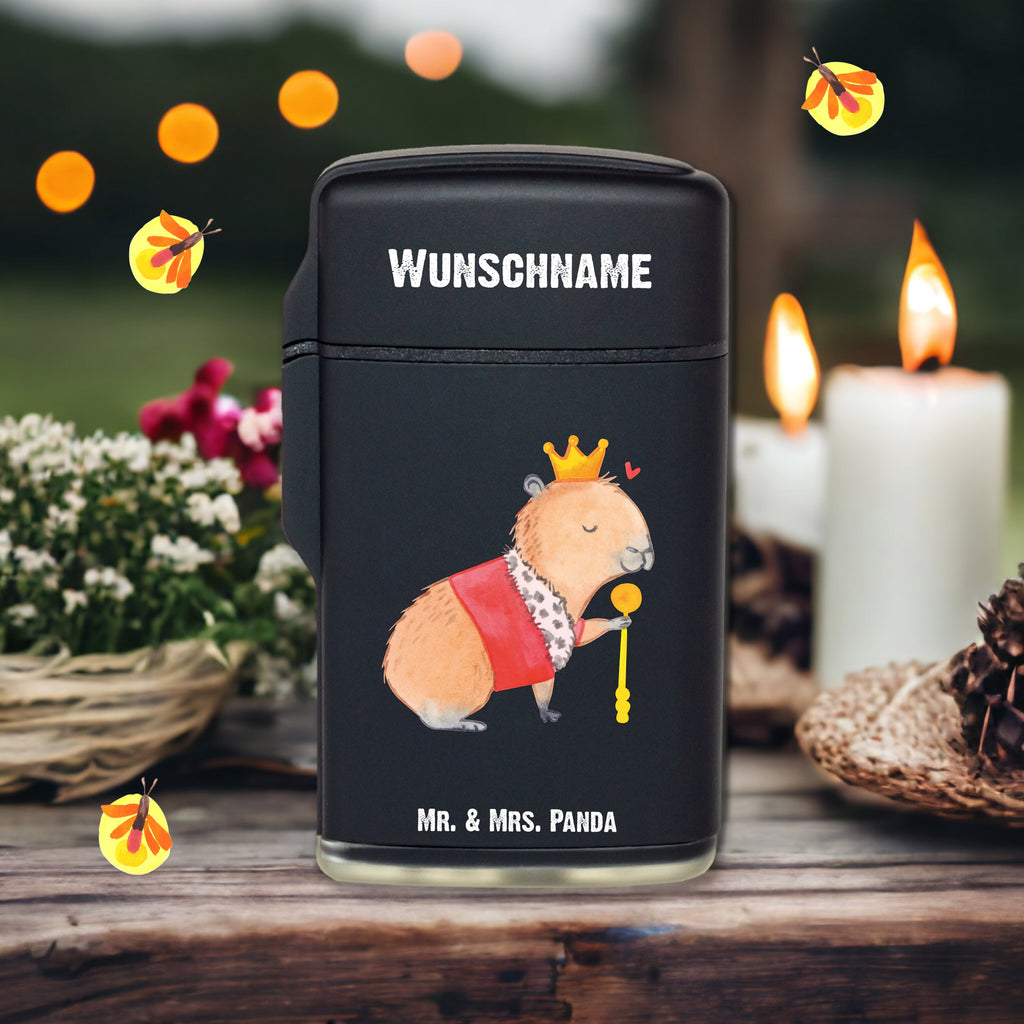 Personalisiertes Feuerzeug Capybara König Personalisiertes Feuerzeug, Personalisiertes Gas-Feuerzeug, Personalisiertes Sturmfeuerzeug, Feuerzeug bedrucken, Feuerzeug personalisiert, Feuerzeug personalisieren, Feuerzeug selbst gestalten, Feuerzeug Geschenkidee, Feuerzeug als Geschenk, Geschenk Feuerzeug, Feuerzeug Geschenk, Feuerzeug mit Name, Feuerzeug mit Namen, Besonderes Feuerzeug, Tiermotive, Gute Laune, lustige Sprüche, Tiere, Capybara, König