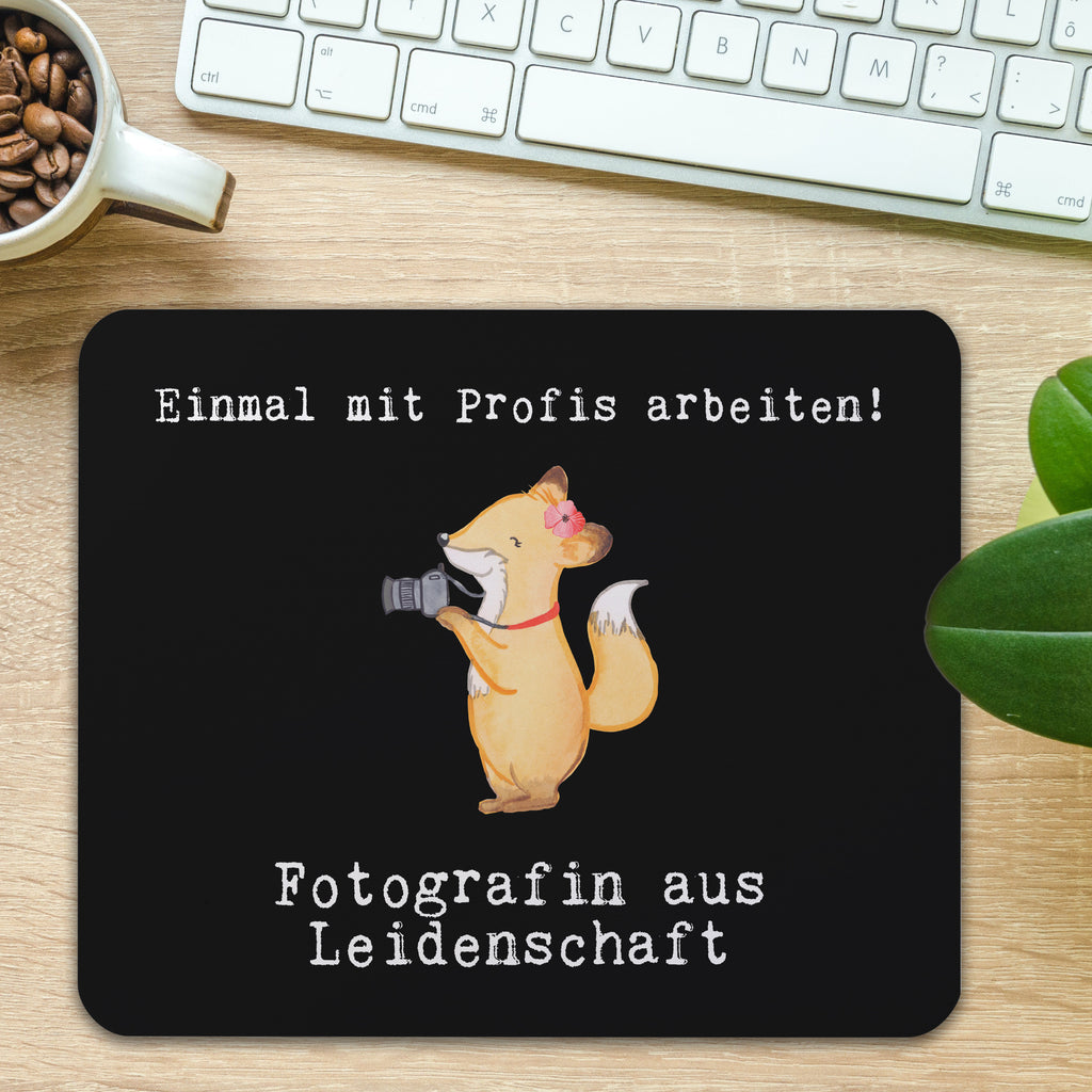 Mauspad Fotografin aus Leidenschaft Mousepad, Computer zubehör, Büroausstattung, PC Zubehör, Arbeitszimmer, Mauspad, Einzigartiges Mauspad, Designer Mauspad, Mausunterlage, Mauspad Büro, Beruf, Ausbildung, Jubiläum, Abschied, Rente, Kollege, Kollegin, Geschenk, Schenken, Arbeitskollege, Mitarbeiter, Firma, Danke, Dankeschön, Fotografin, Fotoreporterin, Hobbyfotografin, Hochzeitsfotografin, Fotografie, Profi Fotografin