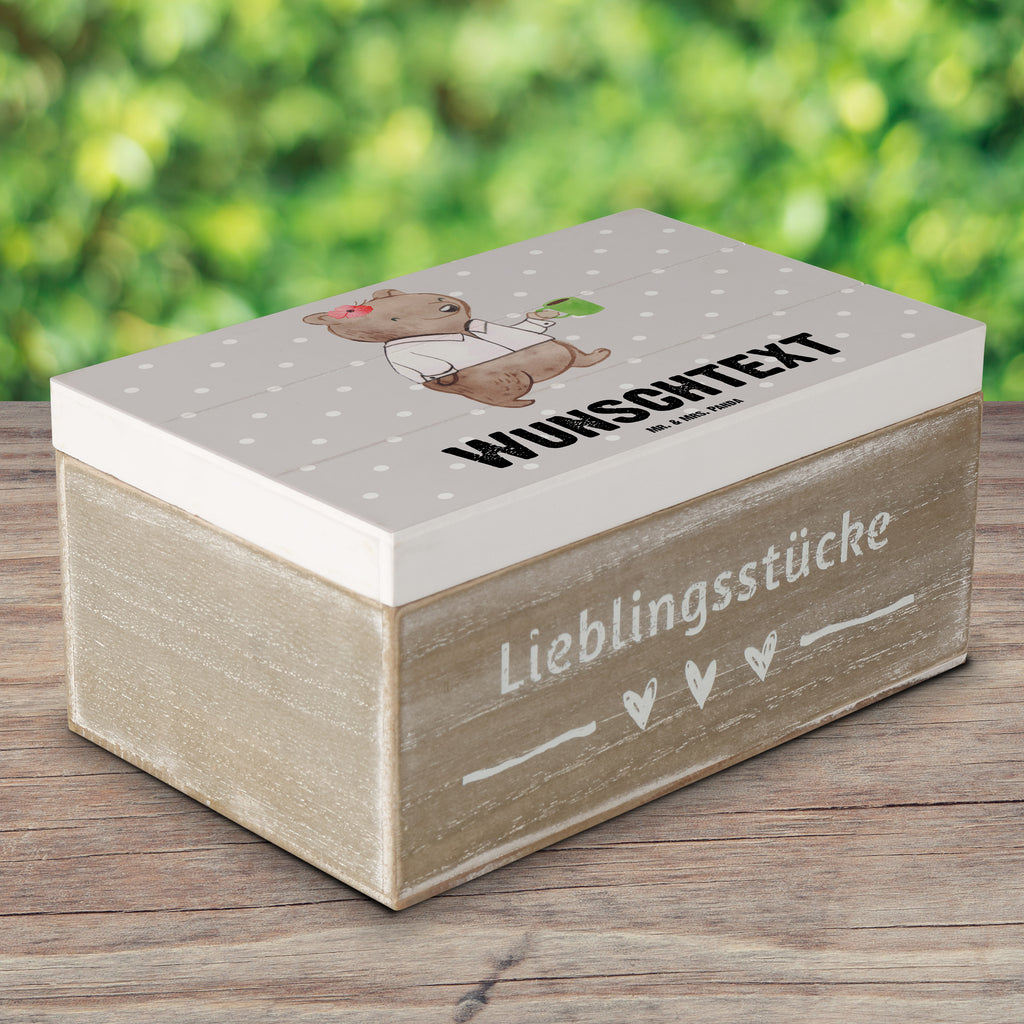 Personalisierte Holzkiste Beamtin Herz Holzkiste mit Namen, Kiste mit Namen, Schatzkiste mit Namen, Truhe mit Namen, Schatulle mit Namen, Erinnerungsbox mit Namen, Erinnerungskiste, mit Namen, Dekokiste mit Namen, Aufbewahrungsbox mit Namen, Holzkiste Personalisiert, Kiste Personalisiert, Schatzkiste Personalisiert, Truhe Personalisiert, Schatulle Personalisiert, Erinnerungsbox Personalisiert, Erinnerungskiste Personalisiert, Dekokiste Personalisiert, Aufbewahrungsbox Personalisiert, Geschenkbox personalisiert, GEschenkdose personalisiert, Beruf, Ausbildung, Jubiläum, Abschied, Rente, Kollege, Kollegin, Geschenk, Schenken, Arbeitskollege, Mitarbeiter, Firma, Danke, Dankeschön, Beamte, Verbeamtung, Beamtentum, öffentlicher Dienst, Studium, Amt