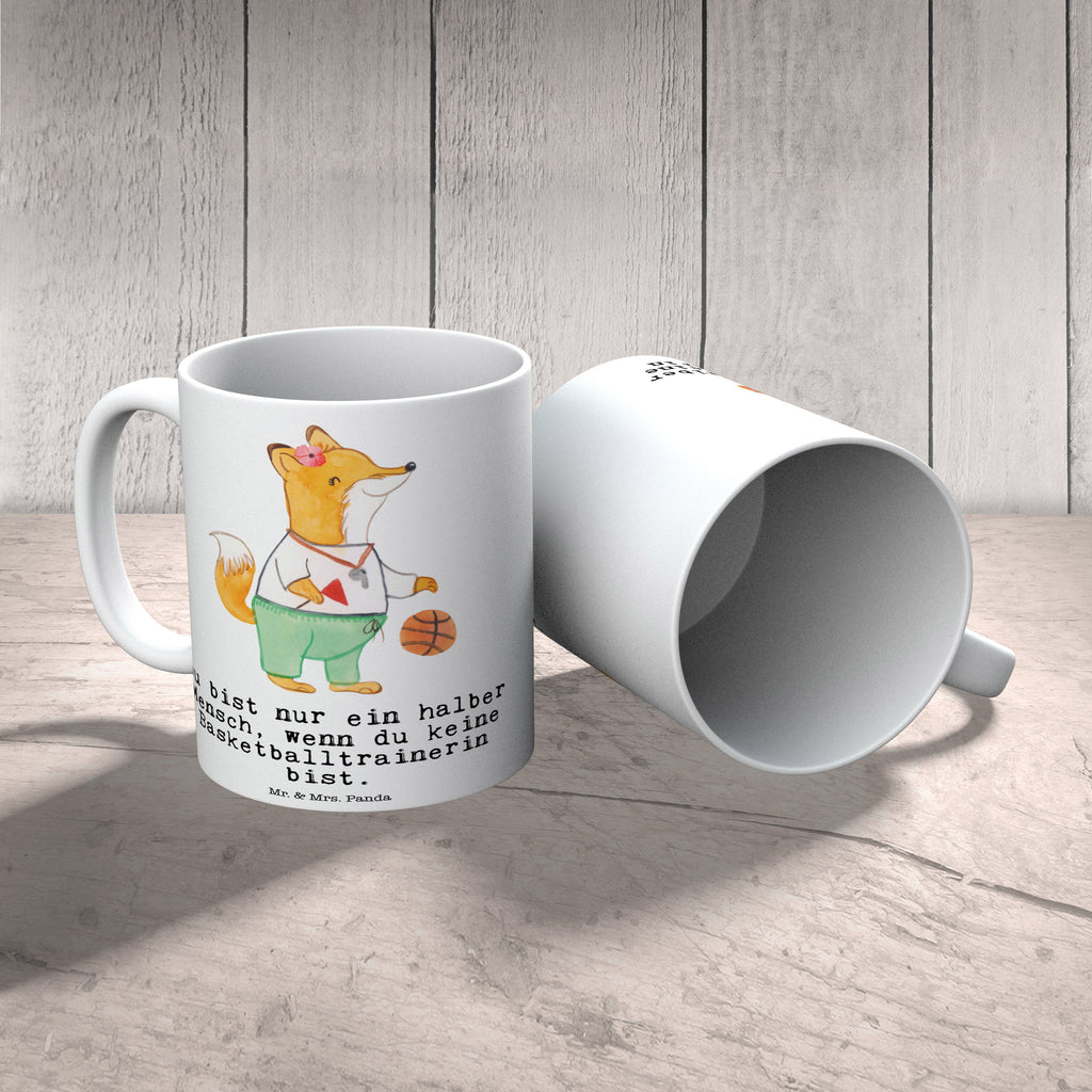 Tasse Basketballtrainerin mit Herz Tasse, Kaffeetasse, Teetasse, Becher, Kaffeebecher, Teebecher, Keramiktasse, Porzellantasse, Büro Tasse, Geschenk Tasse, Tasse Sprüche, Tasse Motive, Kaffeetassen, Tasse bedrucken, Designer Tasse, Cappuccino Tassen, Schöne Teetassen, Beruf, Ausbildung, Jubiläum, Abschied, Rente, Kollege, Kollegin, Geschenk, Schenken, Arbeitskollege, Mitarbeiter, Firma, Danke, Dankeschön, Basketballtrainerin, Basketball, Sport, Ballsport, Basketballcoach, Basketballerin, Verein