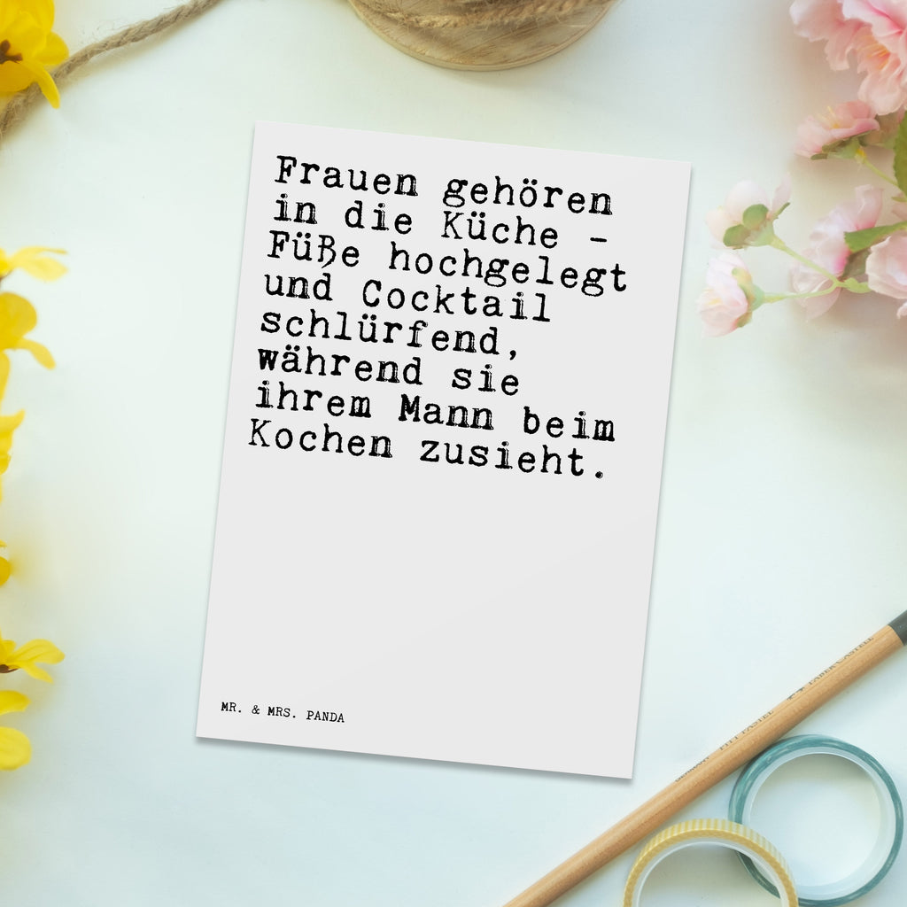 Postkarte Sprüche und Zitate Frauen gehören in die Küche - Füße hochgelegt und Cocktail schlürfend, während sie ihrem Mann beim Kochen zusieht. Postkarte, Karte, Geschenkkarte, Grußkarte, Einladung, Ansichtskarte, Geburtstagskarte, Einladungskarte, Dankeskarte, Ansichtskarten, Einladung Geburtstag, Einladungskarten Geburtstag, Spruch, Sprüche, lustige Sprüche, Weisheiten, Zitate, Spruch Geschenke, Spruch Sprüche Weisheiten Zitate Lustig Weisheit Worte