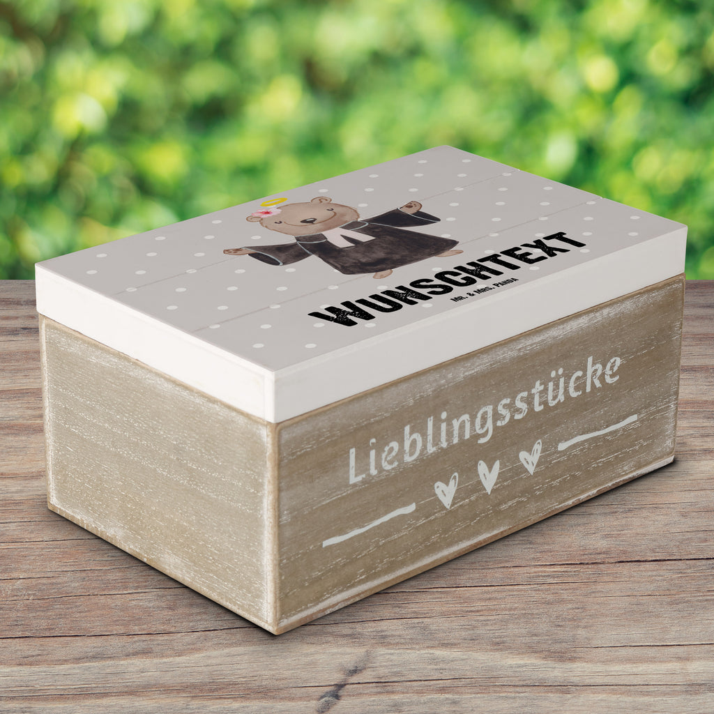 Personalisierte Holzkiste Pastorin mit Herz Holzkiste mit Namen, Kiste mit Namen, Schatzkiste mit Namen, Truhe mit Namen, Schatulle mit Namen, Erinnerungsbox mit Namen, Erinnerungskiste, mit Namen, Dekokiste mit Namen, Aufbewahrungsbox mit Namen, Holzkiste Personalisiert, Kiste Personalisiert, Schatzkiste Personalisiert, Truhe Personalisiert, Schatulle Personalisiert, Erinnerungsbox Personalisiert, Erinnerungskiste Personalisiert, Dekokiste Personalisiert, Aufbewahrungsbox Personalisiert, Geschenkbox personalisiert, GEschenkdose personalisiert, Beruf, Ausbildung, Jubiläum, Abschied, Rente, Kollege, Kollegin, Geschenk, Schenken, Arbeitskollege, Mitarbeiter, Firma, Danke, Dankeschön, Pastorin, Dienerin Gottes<br />Geistliche, Pfarrerin, Predigerin<br />Priesterin, Theologin, Kirche