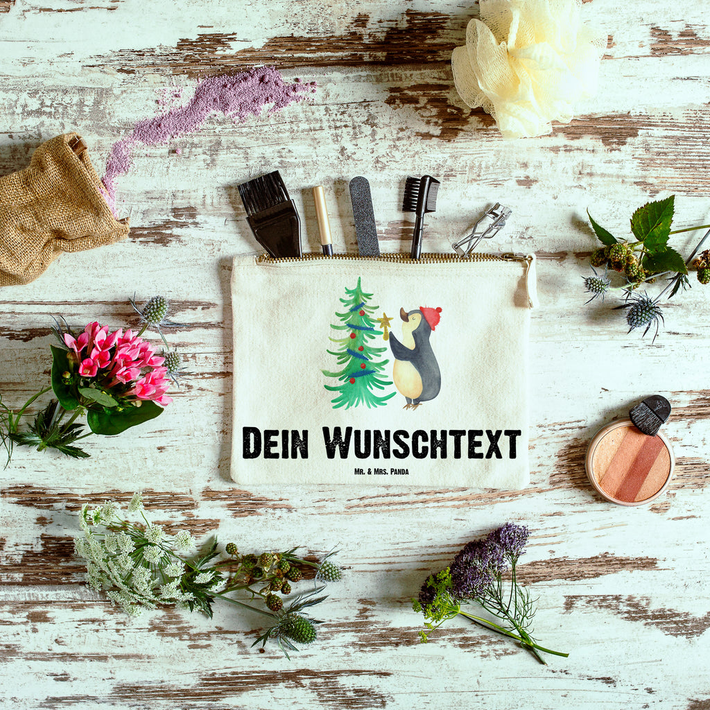 Personalisierte Schminktasche Pinguin Weihnachtsbaum Personalisierte Schminktasche, Personalisierte Kosmetiktasche, Personalisierter Kosmetikbeutel, Personalisiertes Stiftemäppchen, Personalisiertes Etui, Personalisierte Federmappe, Personalisierte Makeup Bag, Personalisiertes Schminketui, Personalisiertes Kosmetiketui, Personalisiertes Schlamperetui, Schminktasche mit Namen, Kosmetiktasche mit Namen, Kosmetikbeutel mit Namen, Stiftemäppchen mit Namen, Etui mit Namen, Federmappe mit Namen, Makeup Bg mit Namen, Schminketui mit Namen, Kosmetiketui mit Namen, Schlamperetui mit Namen, Schminktasche personalisieren, Schminktasche bedrucken, Schminktasche selbst gestalten, Winter, Weihnachten, Weihnachtsdeko, Nikolaus, Advent, Heiligabend, Wintermotiv, Pinguin