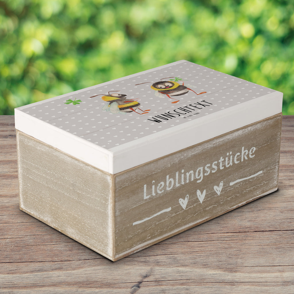 Personalisierte Holzkiste Bienen Paar Holzkiste mit Namen, Kiste mit Namen, Schatzkiste mit Namen, Truhe mit Namen, Schatulle mit Namen, Erinnerungsbox mit Namen, Erinnerungskiste, mit Namen, Dekokiste mit Namen, Aufbewahrungsbox mit Namen, Holzkiste Personalisiert, Kiste Personalisiert, Schatzkiste Personalisiert, Truhe Personalisiert, Schatulle Personalisiert, Erinnerungsbox Personalisiert, Erinnerungskiste Personalisiert, Dekokiste Personalisiert, Aufbewahrungsbox Personalisiert, Geschenkbox personalisiert, GEschenkdose personalisiert, Liebe, Partner, Freund, Freundin, Ehemann, Ehefrau, Heiraten, Verlobung, Heiratsantrag, Liebesgeschenk, Jahrestag, Hocheitstag, Valentinstag, Geschenk für Frauen, Hochzeitstag, Mitbringsel, Geschenk für Freundin, Geschenk für Partner, Liebesbeweis, für Männer, für Ehemann, Schildkröten, verliebte Schildkröten