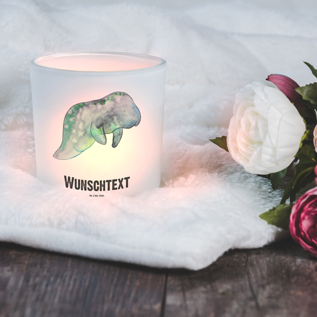 Personalisiertes Windlicht Seekuh chillt Personalisiertes Windlicht, Personalisiertes Windlicht Glas, Personalisiertes Teelichtglas, Personalisierter Teelichthalter, Personalisiertes Kerzenglas, Personalisierte Kerze, Personalisiertes Teelicht, Windlicht mit Namen, Windlicht Glas mit Namen, Teelichtglas mit Namen, Teelichthalter mit Namen, Teelichter mit Namen, Kerzenglas mit Namen, Kerze mit Namen, Teelicht mit Namen, Namenspersonalisierung, Name, selbst gestalten, Wunschtext, Bedrucken, Meerestiere, Meer, Urlaub, Seekuh, Seekühe, Diät, Abnehmen, Zucker, Diätwahn, Essen, Süßigkeiten