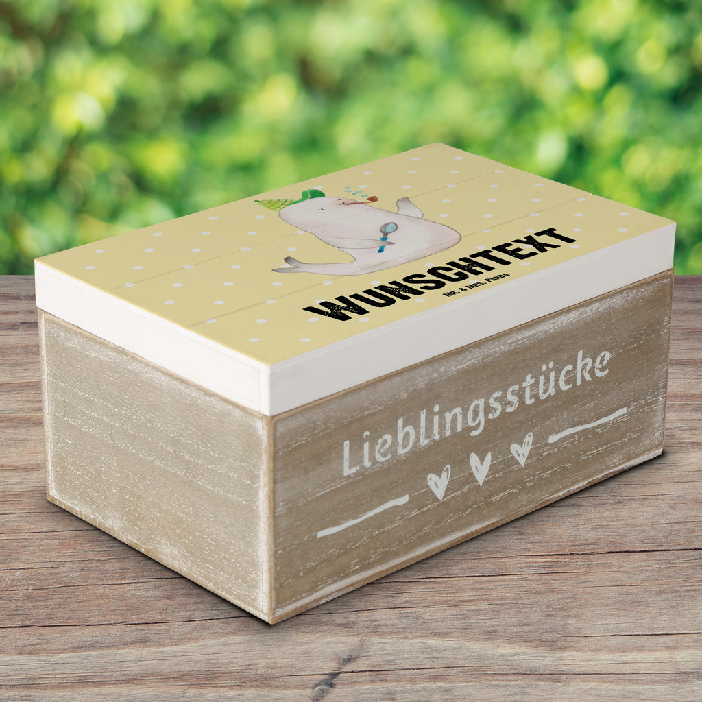 Personalisierte Holzkiste Robbe Sherlock Holzkiste mit Namen, Kiste mit Namen, Schatzkiste mit Namen, Truhe mit Namen, Schatulle mit Namen, Erinnerungsbox mit Namen, Erinnerungskiste, mit Namen, Dekokiste mit Namen, Aufbewahrungsbox mit Namen, Holzkiste Personalisiert, Kiste Personalisiert, Schatzkiste Personalisiert, Truhe Personalisiert, Schatulle Personalisiert, Erinnerungsbox Personalisiert, Erinnerungskiste Personalisiert, Dekokiste Personalisiert, Aufbewahrungsbox Personalisiert, Geschenkbox personalisiert, GEschenkdose personalisiert, Tiermotive, Gute Laune, lustige Sprüche, Tiere