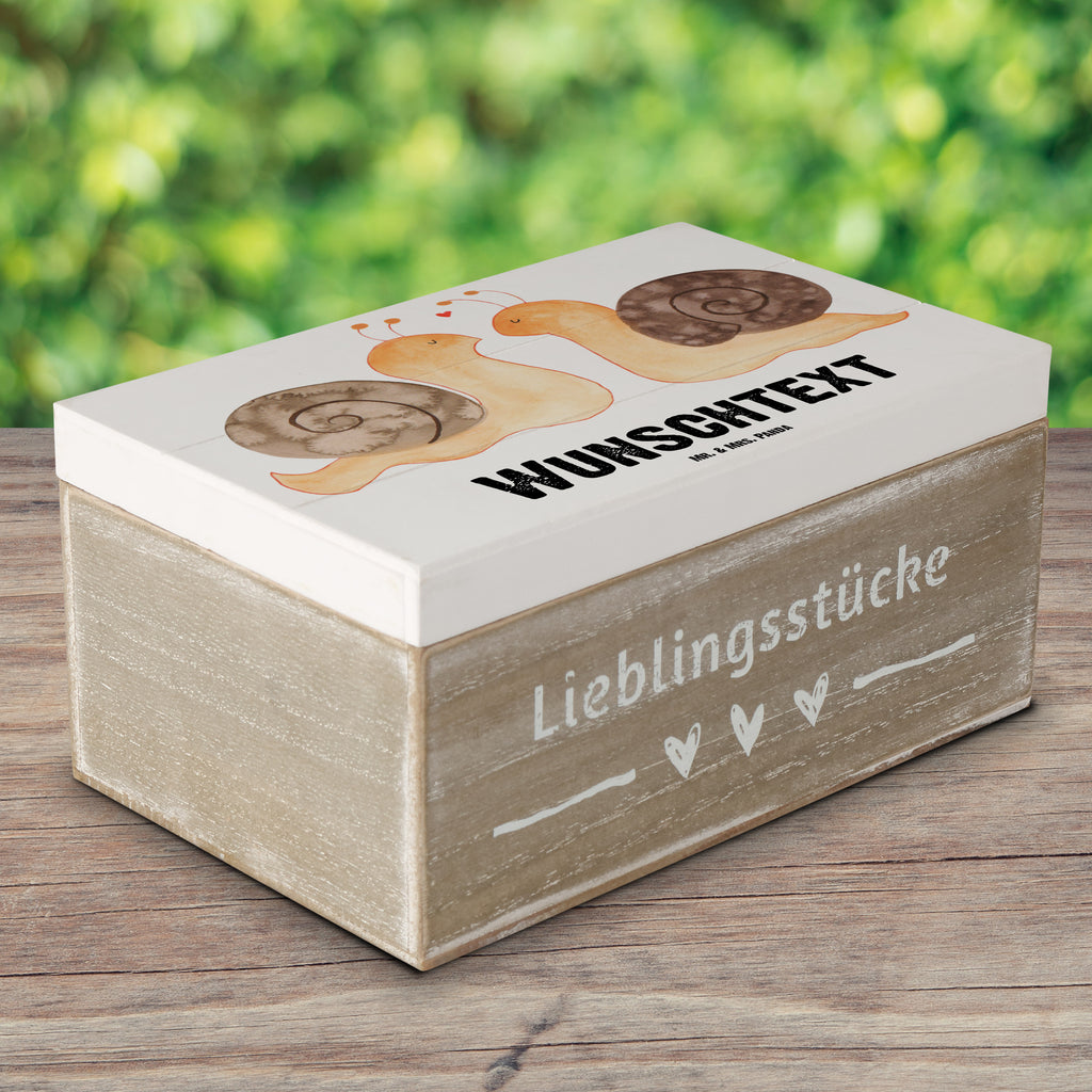 Personalisierte Holzkiste Schnecken Liebe Holzkiste mit Namen, Kiste mit Namen, Schatzkiste mit Namen, Truhe mit Namen, Schatulle mit Namen, Erinnerungsbox mit Namen, Erinnerungskiste, mit Namen, Dekokiste mit Namen, Aufbewahrungsbox mit Namen, Holzkiste Personalisiert, Kiste Personalisiert, Schatzkiste Personalisiert, Truhe Personalisiert, Schatulle Personalisiert, Erinnerungsbox Personalisiert, Erinnerungskiste Personalisiert, Dekokiste Personalisiert, Aufbewahrungsbox Personalisiert, Geschenkbox personalisiert, GEschenkdose personalisiert, Liebe, Partner, Freund, Freundin, Ehemann, Ehefrau, Heiraten, Verlobung, Heiratsantrag, Liebesgeschenk, Jahrestag, Hocheitstag