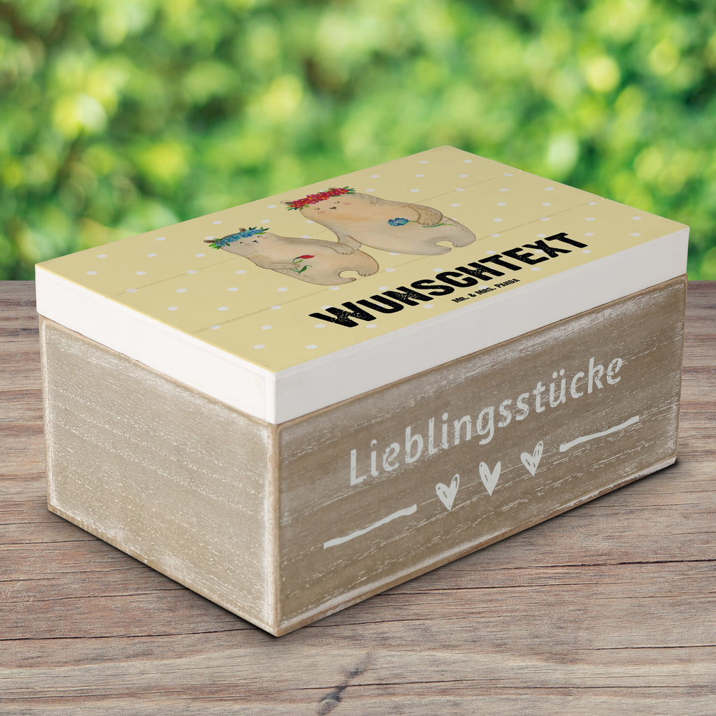 Personalisierte Holzkiste Bären mit Blumenkranz Holzkiste mit Namen, Kiste mit Namen, Schatzkiste mit Namen, Truhe mit Namen, Schatulle mit Namen, Erinnerungsbox mit Namen, Erinnerungskiste, mit Namen, Dekokiste mit Namen, Aufbewahrungsbox mit Namen, Holzkiste Personalisiert, Kiste Personalisiert, Schatzkiste Personalisiert, Truhe Personalisiert, Schatulle Personalisiert, Erinnerungsbox Personalisiert, Erinnerungskiste Personalisiert, Dekokiste Personalisiert, Aufbewahrungsbox Personalisiert, Geschenkbox personalisiert, GEschenkdose personalisiert, Familie, Vatertag, Muttertag, Bruder, Schwester, Mama, Papa, Oma, Opa, Bär, Bären, Mutter, Mutti, Mami, Lieblingsmensch, Lieblingsmama, beste Mutter, weltbeste Mama, Geschenk Mama. Muttertag, Tochter, Kind, Kinder, Töchter, Family, Vorbild