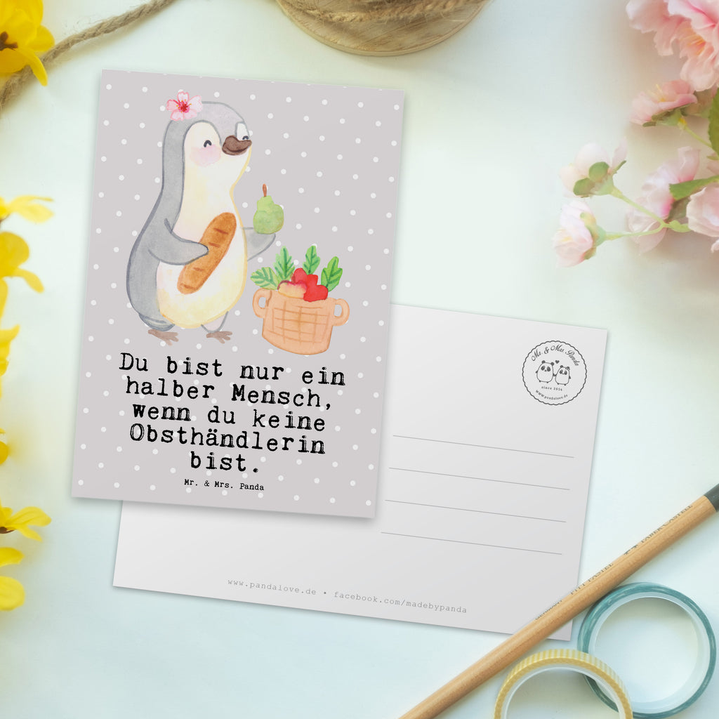 Postkarte Obsthändlerin mit Herz Postkarte, Karte, Geschenkkarte, Grußkarte, Einladung, Ansichtskarte, Geburtstagskarte, Einladungskarte, Dankeskarte, Ansichtskarten, Einladung Geburtstag, Einladungskarten Geburtstag, Beruf, Ausbildung, Jubiläum, Abschied, Rente, Kollege, Kollegin, Geschenk, Schenken, Arbeitskollege, Mitarbeiter, Firma, Danke, Dankeschön, Obsthändlerin, Obstverkäuferin, Wochenmarkthändlerin, Obstbäuerin, Obst- und Gemüsehändlerin, Obstplantage