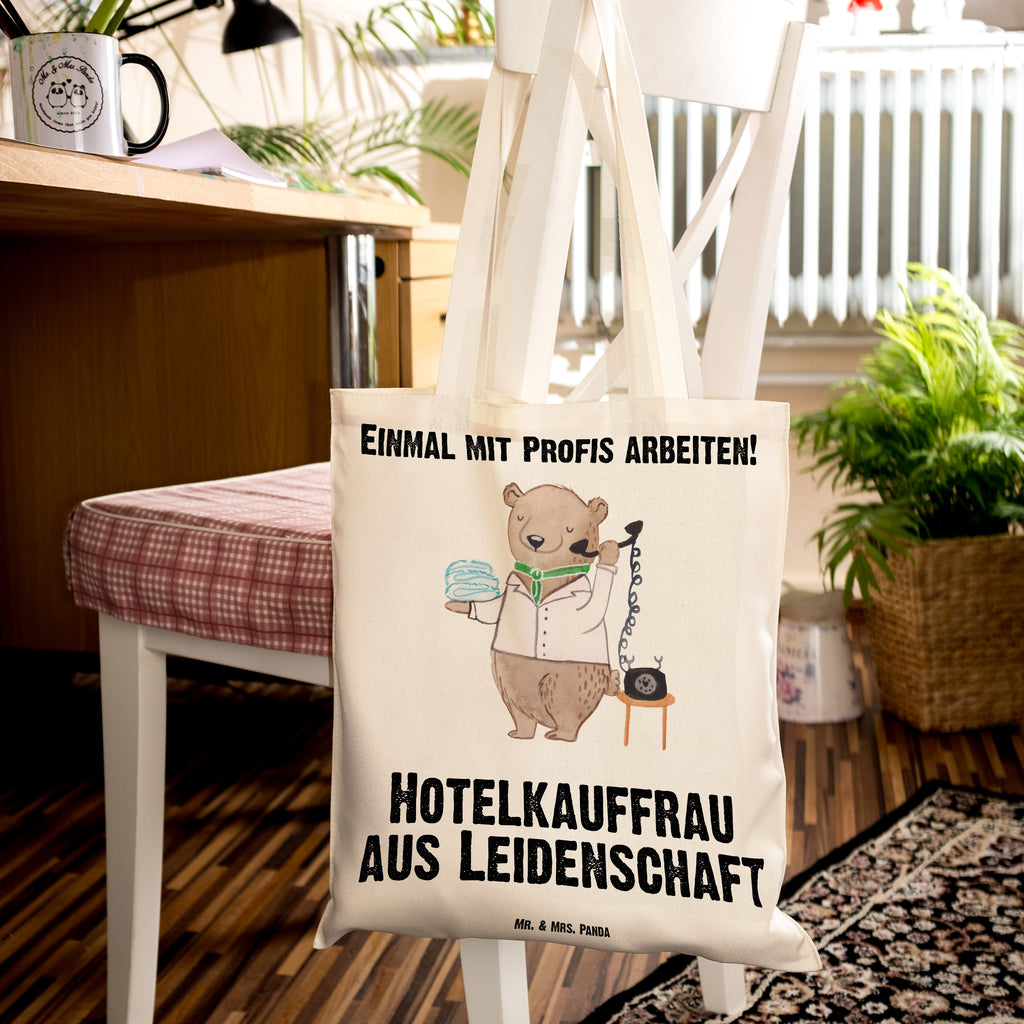 Tragetasche Hotelkauffrau aus Leidenschaft Beuteltasche, Beutel, Einkaufstasche, Jutebeutel, Stoffbeutel, Tasche, Shopper, Umhängetasche, Strandtasche, Schultertasche, Stofftasche, Tragetasche, Badetasche, Jutetasche, Einkaufstüte, Laptoptasche, Beruf, Ausbildung, Jubiläum, Abschied, Rente, Kollege, Kollegin, Geschenk, Schenken, Arbeitskollege, Mitarbeiter, Firma, Danke, Dankeschön, Hotelkauffrau, Hotelfachfrau, Hotelfachangestellte, Hotelier, Hoteleröffnung