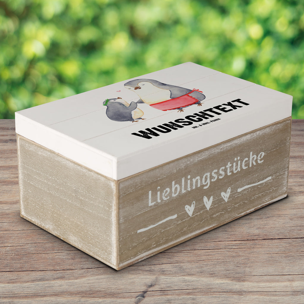 Personalisierte Holzkiste Pinguin Beste Mami der Welt Holzkiste mit Namen, Kiste mit Namen, Schatzkiste mit Namen, Truhe mit Namen, Schatulle mit Namen, Erinnerungsbox mit Namen, Erinnerungskiste, mit Namen, Dekokiste mit Namen, Aufbewahrungsbox mit Namen, Holzkiste Personalisiert, Kiste Personalisiert, Schatzkiste Personalisiert, Truhe Personalisiert, Schatulle Personalisiert, Erinnerungsbox Personalisiert, Erinnerungskiste Personalisiert, Dekokiste Personalisiert, Aufbewahrungsbox Personalisiert, Geschenkbox personalisiert, GEschenkdose personalisiert, für, Dankeschön, Geschenk, Schenken, Geburtstag, Geburtstagsgeschenk, Geschenkidee, Danke, Bedanken, Mitbringsel, Freude machen, Geschenktipp, Mama, Mami, Mutter, Muttertag, Mutti, Ma, Tochter, Sohn, Beste Mama, Beste, Supermama