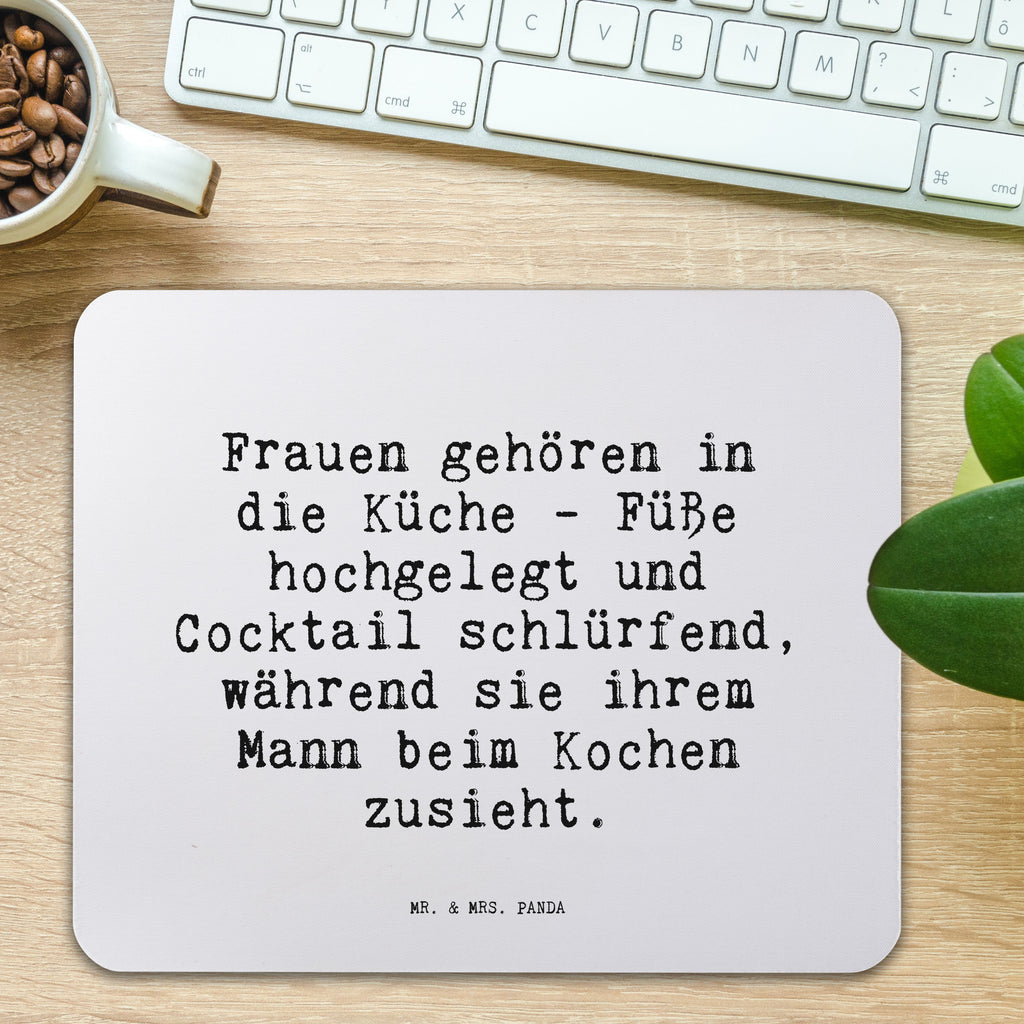 Mauspad Sprüche und Zitate Frauen gehören in die Küche - Füße hochgelegt und Cocktail schlürfend, während sie ihrem Mann beim Kochen zusieht. Mousepad, Computer zubehör, Büroausstattung, PC Zubehör, Arbeitszimmer, Mauspad, Einzigartiges Mauspad, Designer Mauspad, Mausunterlage, Mauspad Büro, Spruch, Sprüche, lustige Sprüche, Weisheiten, Zitate, Spruch Geschenke, Spruch Sprüche Weisheiten Zitate Lustig Weisheit Worte