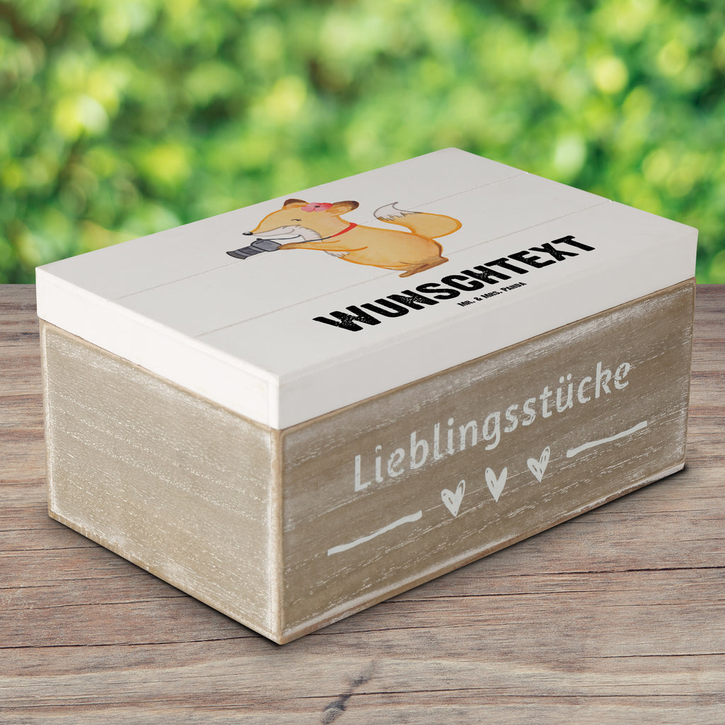 Personalisierte Holzkiste Fotografin Herz Holzkiste mit Namen, Kiste mit Namen, Schatzkiste mit Namen, Truhe mit Namen, Schatulle mit Namen, Erinnerungsbox mit Namen, Erinnerungskiste, mit Namen, Dekokiste mit Namen, Aufbewahrungsbox mit Namen, Holzkiste Personalisiert, Kiste Personalisiert, Schatzkiste Personalisiert, Truhe Personalisiert, Schatulle Personalisiert, Erinnerungsbox Personalisiert, Erinnerungskiste Personalisiert, Dekokiste Personalisiert, Aufbewahrungsbox Personalisiert, Geschenkbox personalisiert, GEschenkdose personalisiert, Beruf, Ausbildung, Jubiläum, Abschied, Rente, Kollege, Kollegin, Geschenk, Schenken, Arbeitskollege, Mitarbeiter, Firma, Danke, Dankeschön, Fotografin, Fotoreporterin, Hobbyfotografin, Hochzeitsfotografin, Fotografie, Profi Fotografin