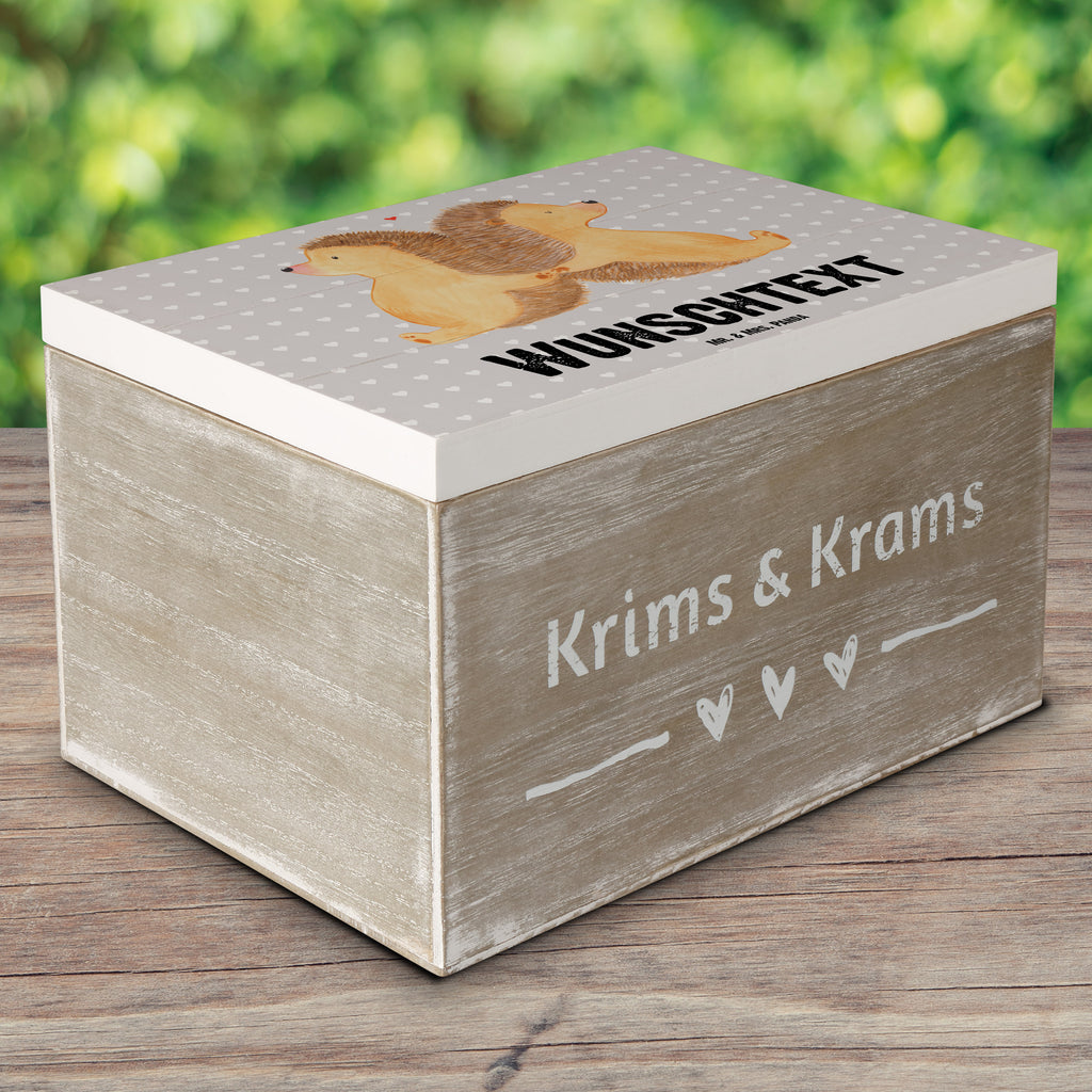 Personalisierte Holzkiste Igel händchenhaltend Holzkiste mit Namen, Kiste mit Namen, Schatzkiste mit Namen, Truhe mit Namen, Schatulle mit Namen, Erinnerungsbox mit Namen, Erinnerungskiste, mit Namen, Dekokiste mit Namen, Aufbewahrungsbox mit Namen, Holzkiste Personalisiert, Kiste Personalisiert, Schatzkiste Personalisiert, Truhe Personalisiert, Schatulle Personalisiert, Erinnerungsbox Personalisiert, Erinnerungskiste Personalisiert, Dekokiste Personalisiert, Aufbewahrungsbox Personalisiert, Geschenkbox personalisiert, GEschenkdose personalisiert, Liebe, Partner, Freund, Freundin, Ehemann, Ehefrau, Heiraten, Verlobung, Heiratsantrag, Liebesgeschenk, Jahrestag, Hocheitstag, Igel, Igelliebe, Hand in Hand, Liebesbeweis, große Liebe, Liebesbotschaft, Hochzeit, Lieblingsmensch, Gemeinsamkeit, Love, Geschenk für zwei