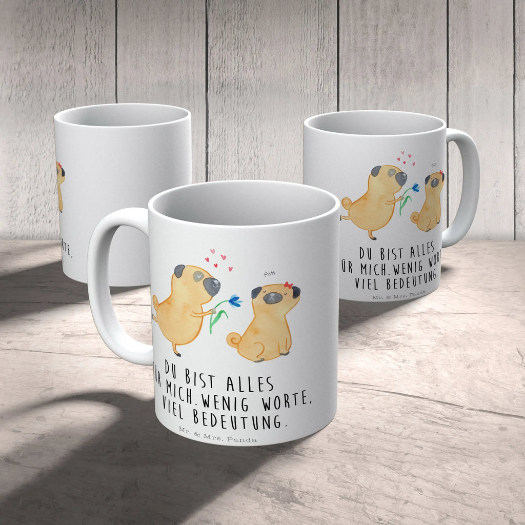 Tasse Mops Verliebt Tasse, Kaffeetasse, Teetasse, Becher, Kaffeebecher, Teebecher, Keramiktasse, Porzellantasse, Büro Tasse, Geschenk Tasse, Tasse Sprüche, Tasse Motive, Kaffeetassen, Tasse bedrucken, Designer Tasse, Cappuccino Tassen, Schöne Teetassen, Hund, Hundemotiv, Haustier, Hunderasse, Tierliebhaber, Hundebesitzer, Sprüche, Mops, Möpse, Hundeliebe, verliebt, Liebe, Liebesspruch. Verlobt, Geschenk Freund, Partner