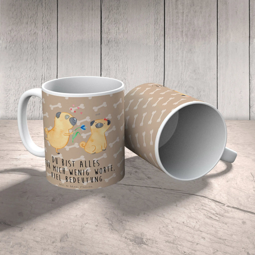 Tasse Mops Verliebt Tasse, Kaffeetasse, Teetasse, Becher, Kaffeebecher, Teebecher, Keramiktasse, Porzellantasse, Büro Tasse, Geschenk Tasse, Tasse Sprüche, Tasse Motive, Kaffeetassen, Tasse bedrucken, Designer Tasse, Cappuccino Tassen, Schöne Teetassen, Hund, Hundemotiv, Haustier, Hunderasse, Tierliebhaber, Hundebesitzer, Sprüche, Mops, Möpse, Hundeliebe, verliebt, Liebe, Liebesspruch. Verlobt, Geschenk Freund, Partner