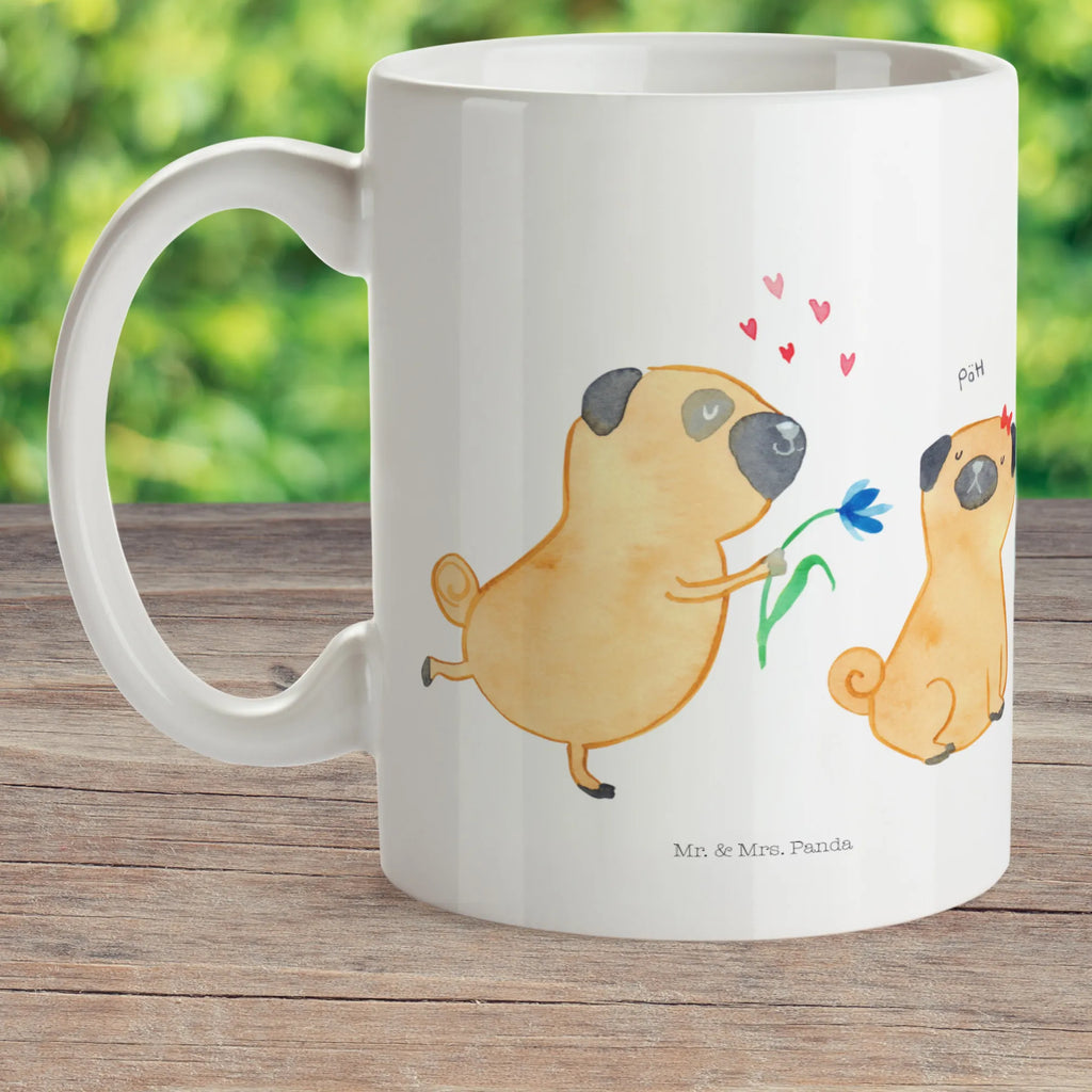 Kindertasse Mops Verliebt Kindertasse, Kinder Tasse, Kunststoff Tasse, Kindergarten Tasse, Trinkbecher, Camping Becher, Kaffeetasse, Kunststoffbecher, Kindergartenbecher, Outdoorgeschirr, Kunststoffgeschirr, Reisebecher, Reisetasse, Kinderbecher, Bruchfeste Tasse, Bruchsichere Tasse, Plastik Tasse, Plastiktasse, Hund, Hundemotiv, Haustier, Hunderasse, Tierliebhaber, Hundebesitzer, Sprüche, Mops, Möpse, Hundeliebe, verliebt, Liebe, Liebesspruch. Verlobt, Geschenk Freund, Partner