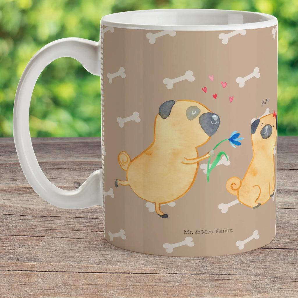 Kindertasse Mops Verliebt Kindertasse, Kinder Tasse, Kunststoff Tasse, Kindergarten Tasse, Trinkbecher, Camping Becher, Kaffeetasse, Kunststoffbecher, Kindergartenbecher, Outdoorgeschirr, Kunststoffgeschirr, Reisebecher, Reisetasse, Kinderbecher, Bruchfeste Tasse, Bruchsichere Tasse, Plastik Tasse, Plastiktasse, Hund, Hundemotiv, Haustier, Hunderasse, Tierliebhaber, Hundebesitzer, Sprüche, Mops, Möpse, Hundeliebe, verliebt, Liebe, Liebesspruch. Verlobt, Geschenk Freund, Partner