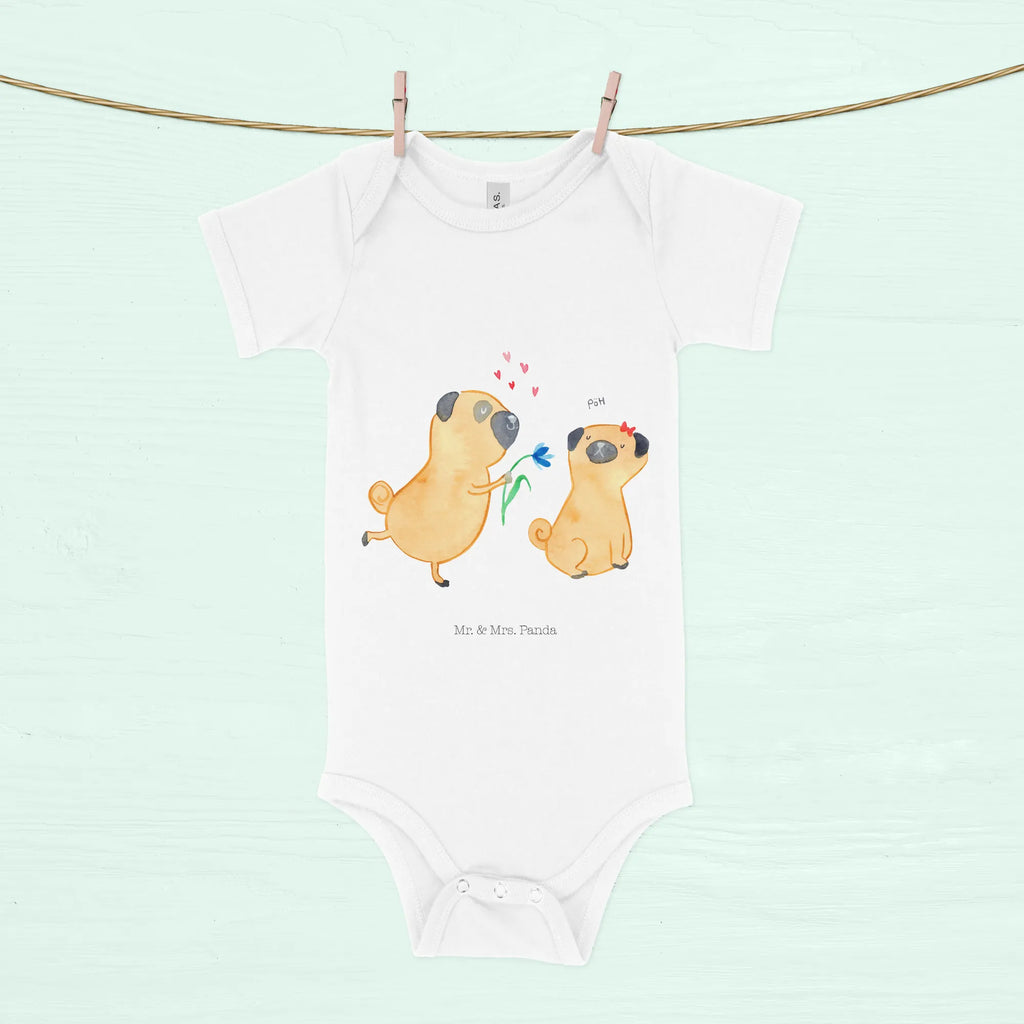 Organic Baby Body Mops Verliebt Babykleidung, Babystrampler, Strampler, Wickelbody, Baby Erstausstattung, Junge, Mädchen, Hund, Hundemotiv, Haustier, Hunderasse, Tierliebhaber, Hundebesitzer, Sprüche, Mops, Möpse, Hundeliebe, verliebt, Liebe, Liebesspruch. Verlobt, Geschenk Freund, Partner