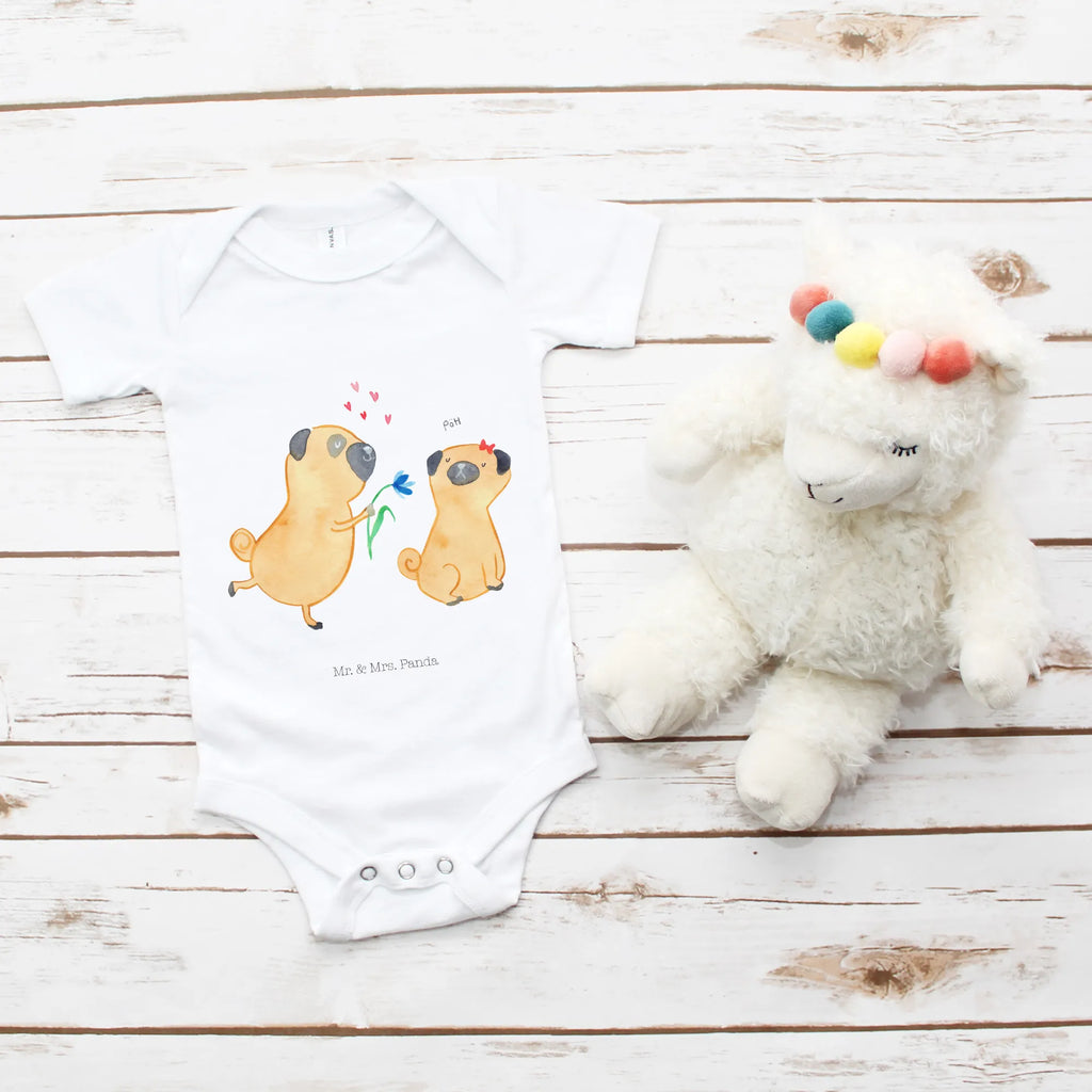 Organic Baby Body Mops Verliebt Babykleidung, Babystrampler, Strampler, Wickelbody, Baby Erstausstattung, Junge, Mädchen, Hund, Hundemotiv, Haustier, Hunderasse, Tierliebhaber, Hundebesitzer, Sprüche, Mops, Möpse, Hundeliebe, verliebt, Liebe, Liebesspruch. Verlobt, Geschenk Freund, Partner