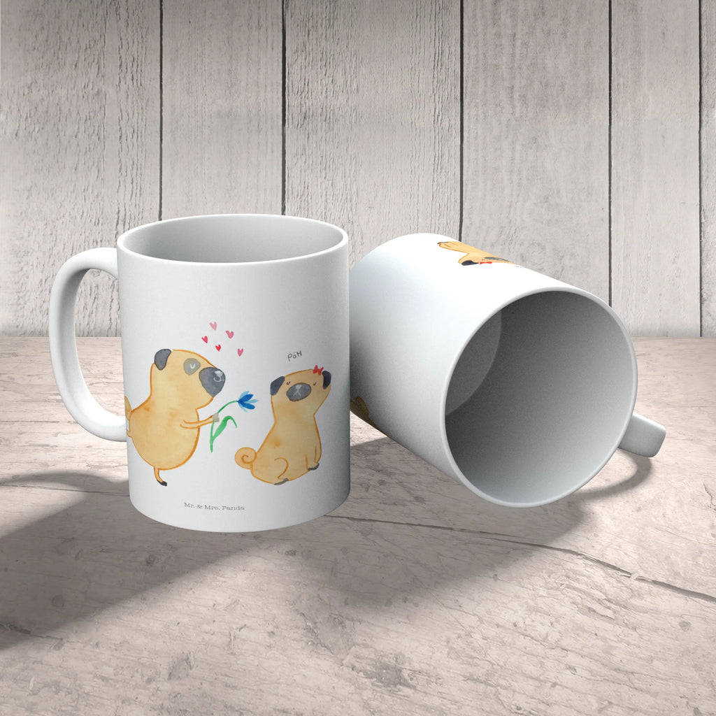 Tasse Mops Verliebt Tasse, Kaffeetasse, Teetasse, Becher, Kaffeebecher, Teebecher, Keramiktasse, Porzellantasse, Büro Tasse, Geschenk Tasse, Tasse Sprüche, Tasse Motive, Kaffeetassen, Tasse bedrucken, Designer Tasse, Cappuccino Tassen, Schöne Teetassen, Hund, Hundemotiv, Haustier, Hunderasse, Tierliebhaber, Hundebesitzer, Sprüche, Mops, Möpse, Hundeliebe, verliebt, Liebe, Liebesspruch. Verlobt, Geschenk Freund, Partner