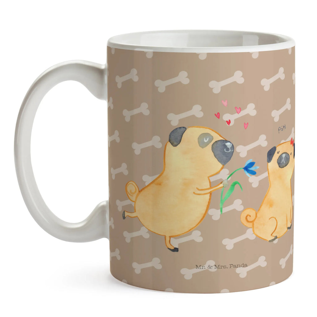 Tasse Mops Verliebt Tasse, Kaffeetasse, Teetasse, Becher, Kaffeebecher, Teebecher, Keramiktasse, Porzellantasse, Büro Tasse, Geschenk Tasse, Tasse Sprüche, Tasse Motive, Kaffeetassen, Tasse bedrucken, Designer Tasse, Cappuccino Tassen, Schöne Teetassen, Hund, Hundemotiv, Haustier, Hunderasse, Tierliebhaber, Hundebesitzer, Sprüche, Mops, Möpse, Hundeliebe, verliebt, Liebe, Liebesspruch. Verlobt, Geschenk Freund, Partner