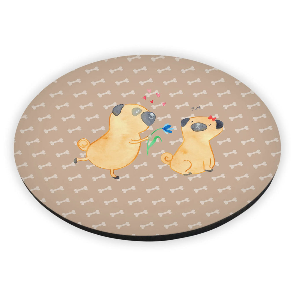 Rund Magnet Mops Verliebt Kühlschrankmagnet, Pinnwandmagnet, Souvenir Magnet, Motivmagnete, Dekomagnet, Whiteboard Magnet, Notiz Magnet, Kühlschrank Dekoration, Hund, Hundemotiv, Haustier, Hunderasse, Tierliebhaber, Hundebesitzer, Sprüche, Mops, Möpse, Hundeliebe, verliebt, Liebe, Liebesspruch. Verlobt, Geschenk Freund, Partner