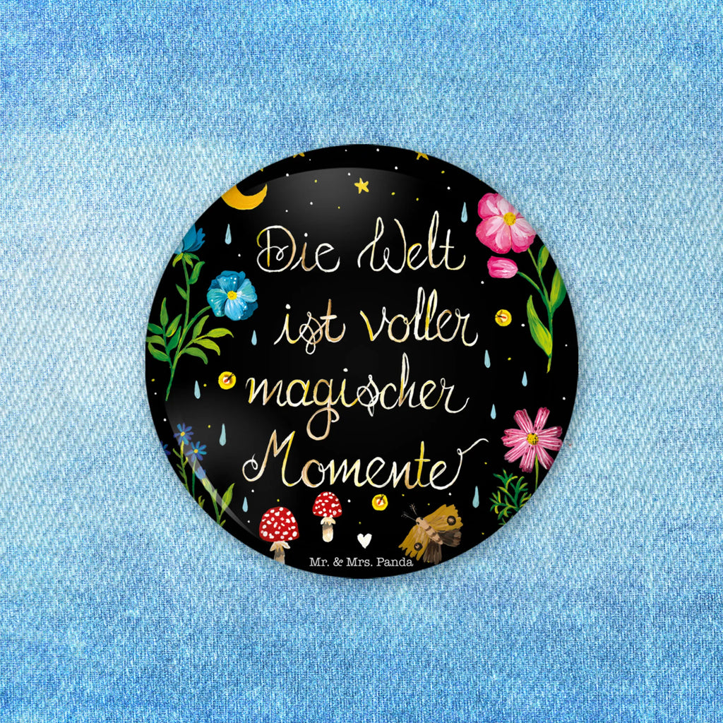 Button Magische Welt 50mm Button, Button, Pin, Anstecknadel, Blumen Deko, Frühlings Deko, Sommer Deko, Dekoration, positive Botschaft, Naturliebhaber, Outdoor, Natur, Abenteuer, Magische Momente, Spruch schön, Spruch positiv, Motivation, schwarz, magisch, Blumen, Nacht, Weisheit