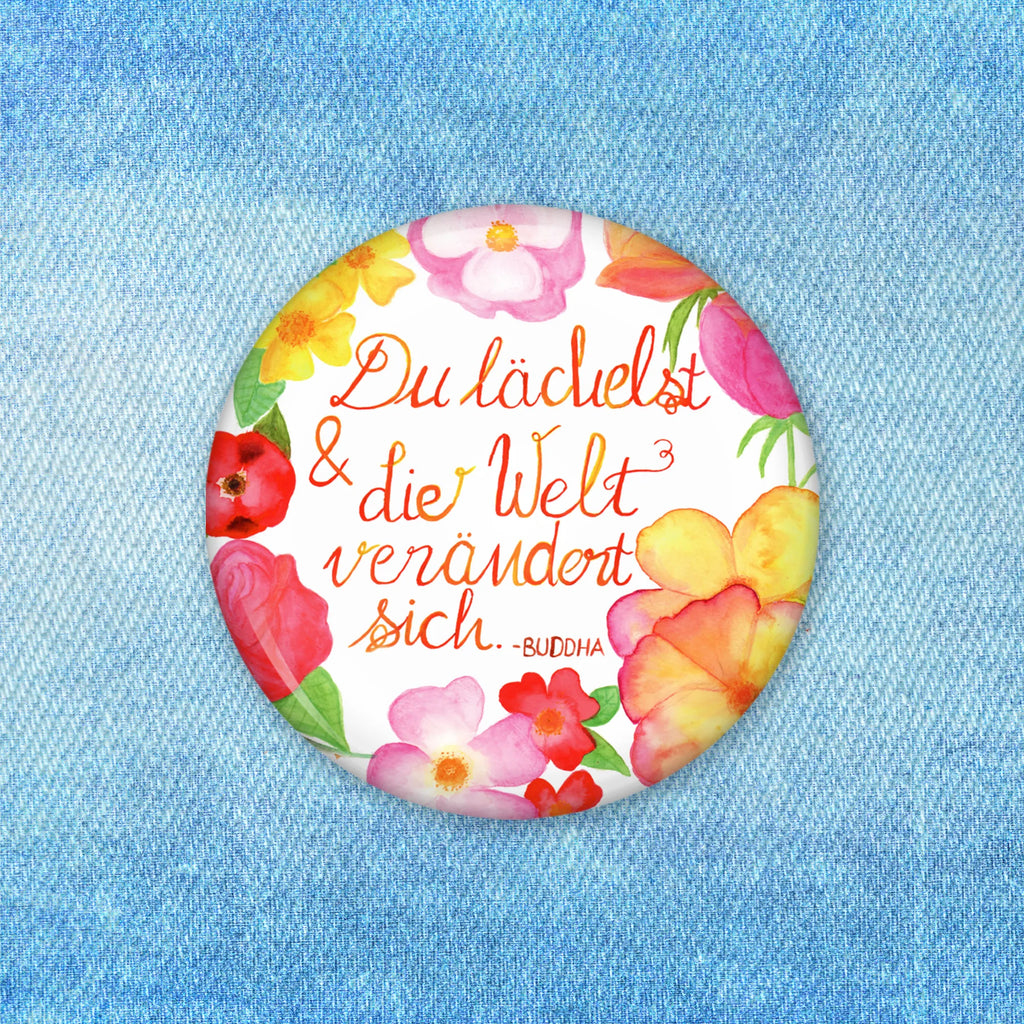 Button Du Lächelst 50mm Button, Button, Pin, Anstecknadel, Blumen Deko, Frühlings Deko, Sommer Deko, Dekoration, positive Botschaft, Naturliebhaber, Outdoor, Natur, Abenteuer, Lächele, Welt verändert sich, Zitat Buddha, Lachen Spruch, glücklich sein, Zitat schön, Geschenk Freundin, Spruch positiv