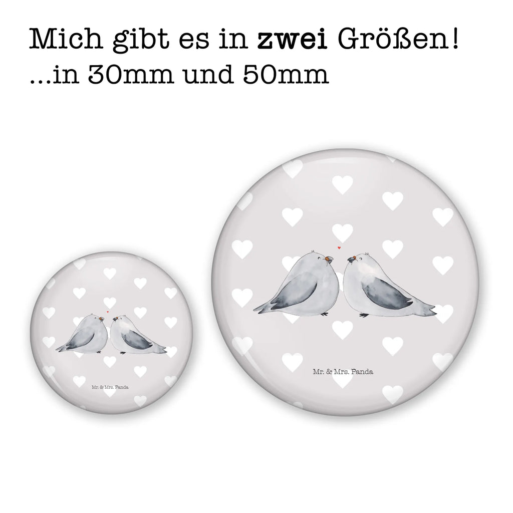 Button Turteltauben Liebe 50mm Button, Button, Pin, Anstecknadel, Liebe, Partner, Freund, Freundin, Ehemann, Ehefrau, Heiraten, Verlobung, Heiratsantrag, Liebesgeschenk, Jahrestag, Hocheitstag, Turteltauben, Turteltäubchen, Tauben, Verliebt, Verlobt, Verheiratet, Geschenk Freundin, Geschenk Freund, Liebesbeweis, Hochzeitstag, Geschenk Hochzeit