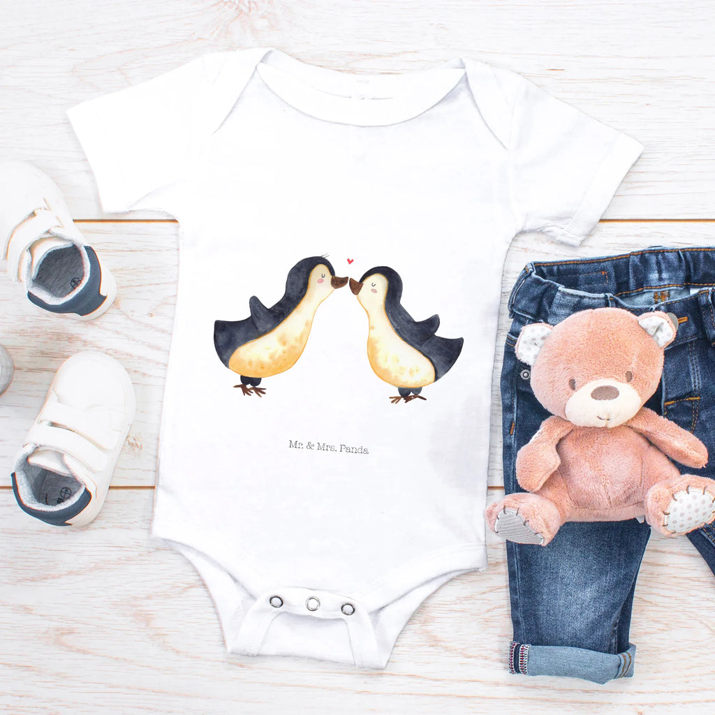 Organic Baby Body Pinguin Liebe Babykleidung, Babystrampler, Strampler, Wickelbody, Baby Erstausstattung, Junge, Mädchen, Liebe, Partner, Freund, Freundin, Ehemann, Ehefrau, Heiraten, Verlobung, Heiratsantrag, Liebesgeschenk, Jahrestag, Hocheitstag, Pinguin, Pinguine, Pinguin Paar, Pinguinpaar, Pinguin Liebe, Paar, Pärchen. Liebespaar, Liebesbeweis, Liebesspruch, Hochzeitstag, Geschenk Freund, Geschenk Freundin, Verlobte, Verlobter, Love, Geschenk Hochzeitstag, Geschenkidee, Hochzeit, Gastgeschenk