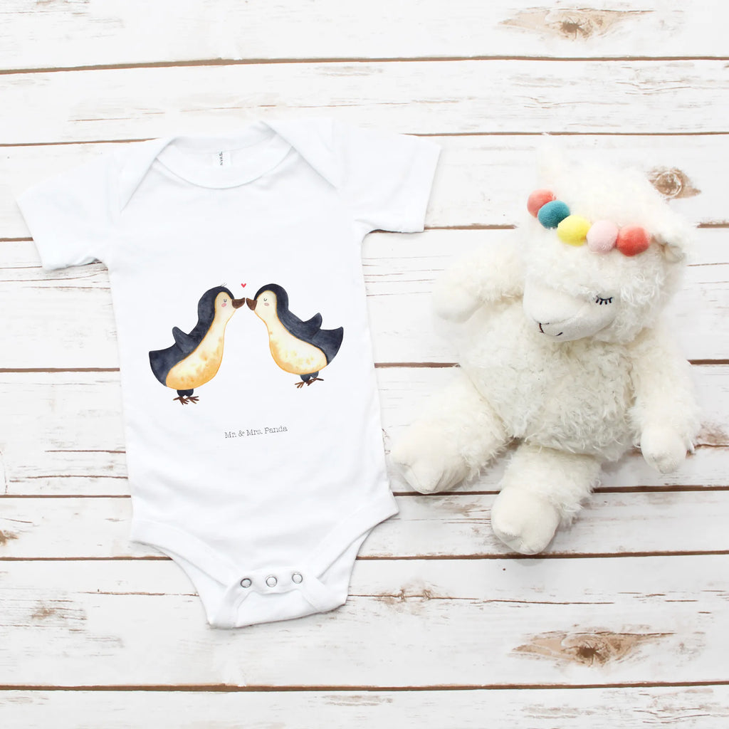 Organic Baby Body Pinguin Liebe Babykleidung, Babystrampler, Strampler, Wickelbody, Baby Erstausstattung, Junge, Mädchen, Liebe, Partner, Freund, Freundin, Ehemann, Ehefrau, Heiraten, Verlobung, Heiratsantrag, Liebesgeschenk, Jahrestag, Hocheitstag, Pinguin, Pinguine, Pinguin Paar, Pinguinpaar, Pinguin Liebe, Paar, Pärchen. Liebespaar, Liebesbeweis, Liebesspruch, Hochzeitstag, Geschenk Freund, Geschenk Freundin, Verlobte, Verlobter, Love, Geschenk Hochzeitstag, Geschenkidee, Hochzeit, Gastgeschenk