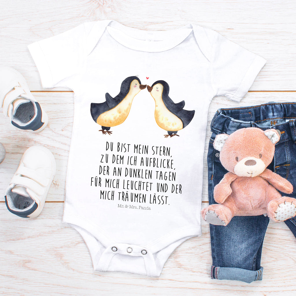 Organic Baby Body Pinguin Liebe Babykleidung, Babystrampler, Strampler, Wickelbody, Baby Erstausstattung, Junge, Mädchen, Liebe, Partner, Freund, Freundin, Ehemann, Ehefrau, Heiraten, Verlobung, Heiratsantrag, Liebesgeschenk, Jahrestag, Hocheitstag, Pinguin, Pinguine, Pinguin Paar, Pinguinpaar, Pinguin Liebe, Paar, Pärchen. Liebespaar, Liebesbeweis, Liebesspruch, Hochzeitstag, Geschenk Freund, Geschenk Freundin, Verlobte, Verlobter, Love, Geschenk Hochzeitstag, Geschenkidee, Hochzeit, Gastgeschenk