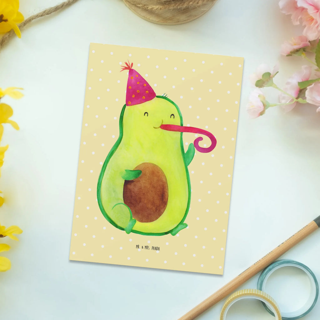 Postkarte Avocado Partyhupe Postkarte, Karte, Geschenkkarte, Grußkarte, Einladung, Ansichtskarte, Geburtstagskarte, Einladungskarte, Dankeskarte, Ansichtskarten, Einladung Geburtstag, Einladungskarten Geburtstag, Avocado, Veggie, Vegan, Gesund, Party, Feierlichkeit, Feier, Fete, Geburtstag, Gute Laune, Tröte