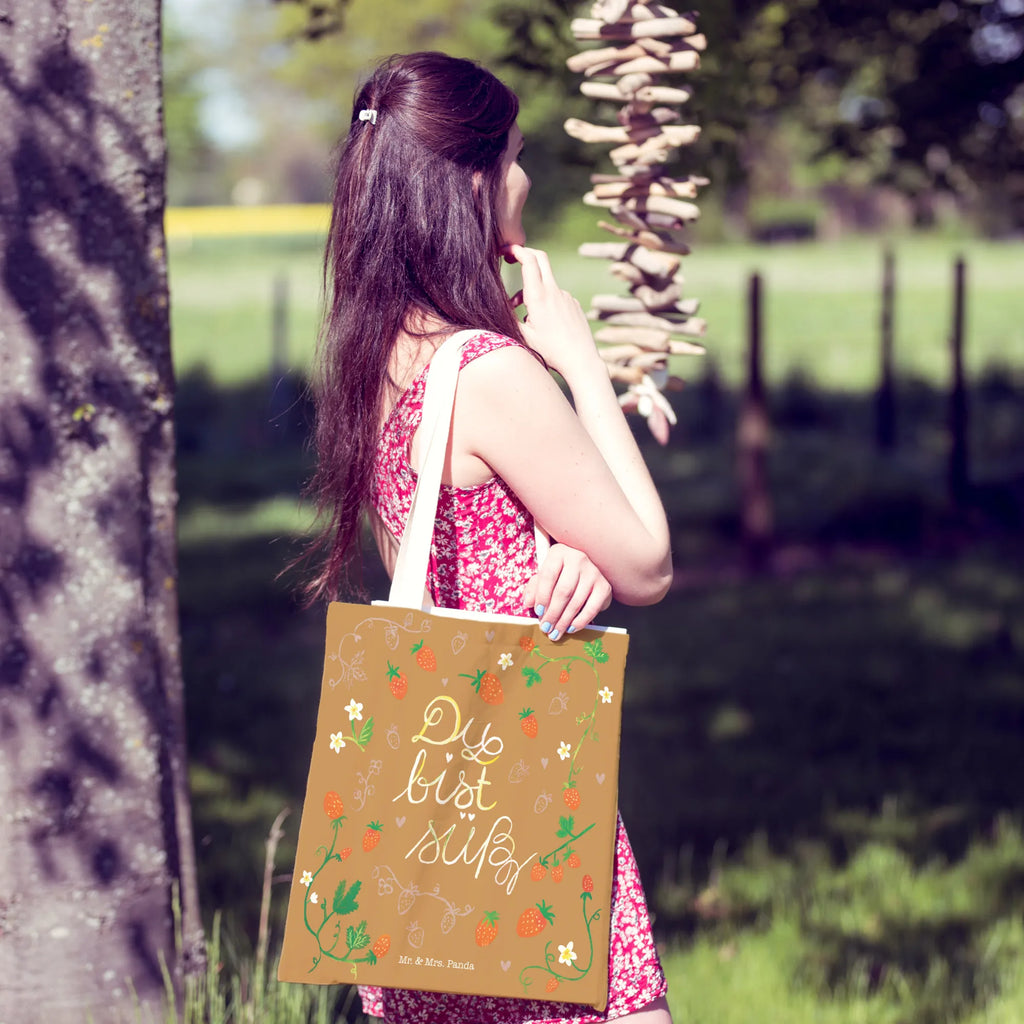 Einkaufstasche Erdbeeren Du bist süß Tragetasche, Tasche, Beutel, Stofftasche, Baumwolltasche, Umhängetasche, Shopper, Einkaufstasche, Beuteltasche, Blumen Deko, Frühlings Deko, Sommer Deko, Dekoration, positive Botschaft, Naturliebhaber, Outdoor, Natur, Abenteuer, Erdbeere, süß, Du bist süß, Liebe Spruch, Liebe Zitat, Kompliment, Geschenk Freundin, Jahrestag, Geschenk Partner, Deko