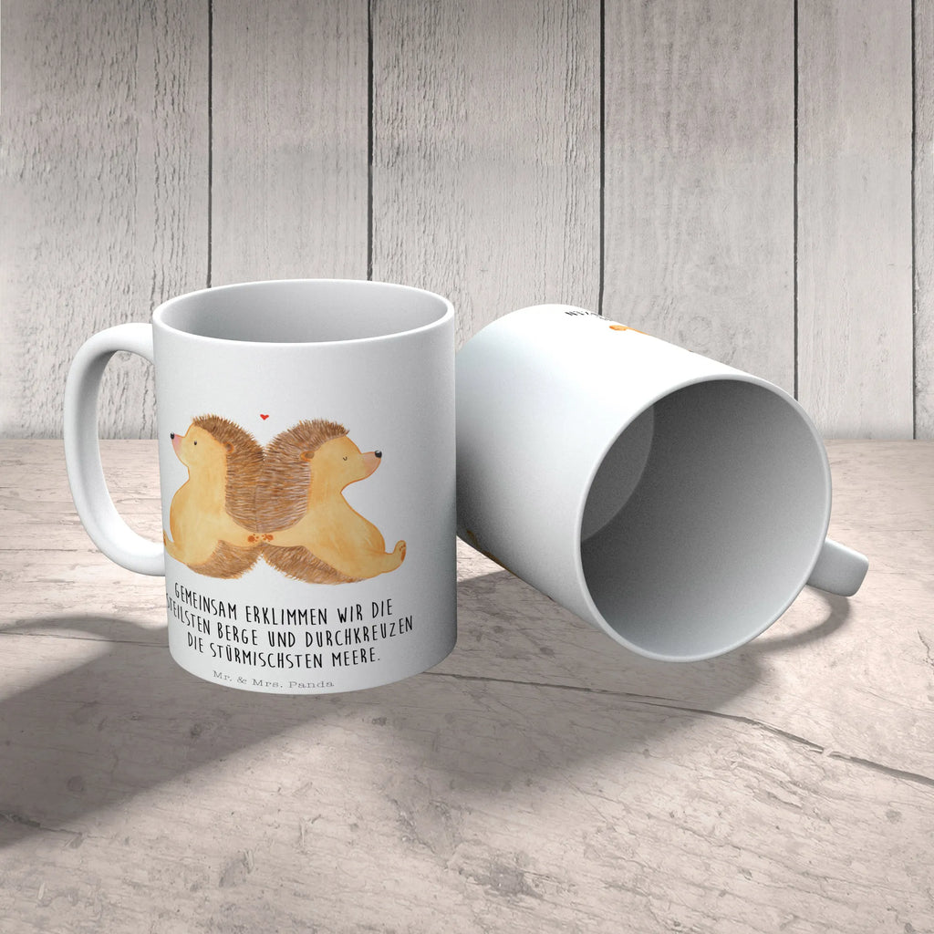 Tasse Igel händchenhaltend Tasse, Kaffeetasse, Teetasse, Becher, Kaffeebecher, Teebecher, Keramiktasse, Porzellantasse, Büro Tasse, Geschenk Tasse, Tasse Sprüche, Tasse Motive, Kaffeetassen, Tasse bedrucken, Designer Tasse, Cappuccino Tassen, Schöne Teetassen, Liebe, Partner, Freund, Freundin, Ehemann, Ehefrau, Heiraten, Verlobung, Heiratsantrag, Liebesgeschenk, Jahrestag, Hocheitstag, Igel, Igelliebe, Hand in Hand, Liebesbeweis, große Liebe, Liebesbotschaft, Hochzeit, Lieblingsmensch, Gemeinsamkeit, Love, Geschenk für zwei