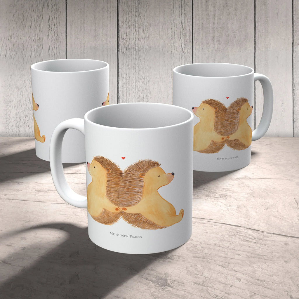 Tasse Igel händchenhaltend Tasse, Kaffeetasse, Teetasse, Becher, Kaffeebecher, Teebecher, Keramiktasse, Porzellantasse, Büro Tasse, Geschenk Tasse, Tasse Sprüche, Tasse Motive, Kaffeetassen, Tasse bedrucken, Designer Tasse, Cappuccino Tassen, Schöne Teetassen, Liebe, Partner, Freund, Freundin, Ehemann, Ehefrau, Heiraten, Verlobung, Heiratsantrag, Liebesgeschenk, Jahrestag, Hocheitstag, Igel, Igelliebe, Hand in Hand, Liebesbeweis, große Liebe, Liebesbotschaft, Hochzeit, Lieblingsmensch, Gemeinsamkeit, Love, Geschenk für zwei