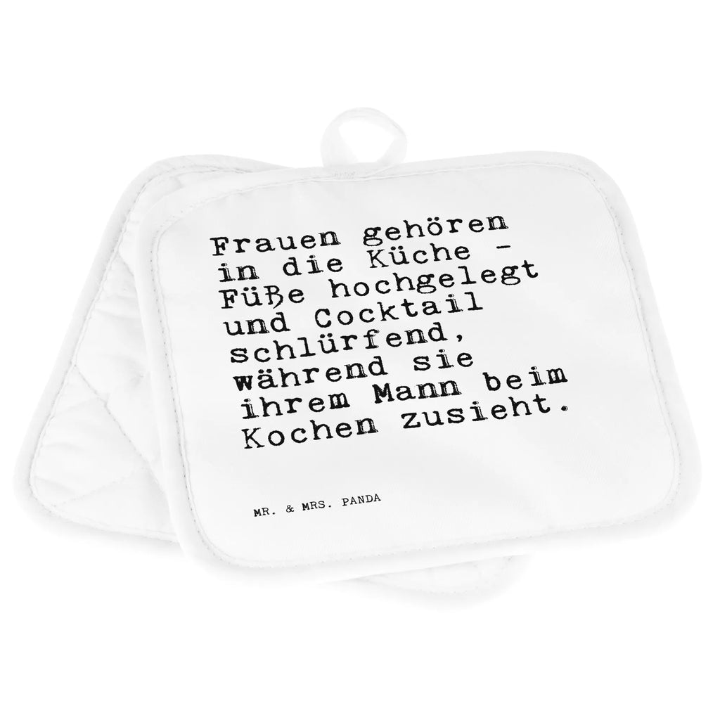 2er Set Topflappen  Sprüche und Zitate Frauen gehören in die Küche - Füße hochgelegt und Cocktail schlürfend, während sie ihrem Mann beim Kochen zusieht. Topflappen, Topfuntersetzer, Ofenhandschuh, Topflappen Set, Topflappen lustig, Topflappen mit Spruch, Ofenhandschuhe, Topfhandschuhe, Topfhandschuh, Topflappenset, Topflappen 2er Set, Schöne Topflappen, Spruch, Sprüche, lustige Sprüche, Weisheiten, Zitate, Spruch Geschenke, Spruch Sprüche Weisheiten Zitate Lustig Weisheit Worte