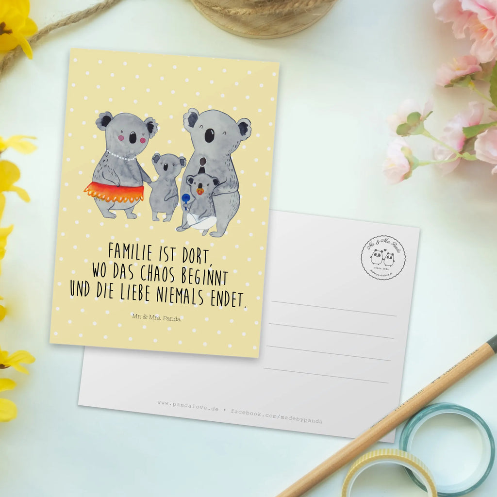 Postkarte Koala Familie Postkarte, Karte, Geschenkkarte, Grußkarte, Einladung, Ansichtskarte, Geburtstagskarte, Einladungskarte, Dankeskarte, Ansichtskarten, Einladung Geburtstag, Einladungskarten Geburtstag, Familie, Vatertag, Muttertag, Bruder, Schwester, Mama, Papa, Oma, Opa, Koala, Koalas, Family, Kinder, Geschwister, Familienleben