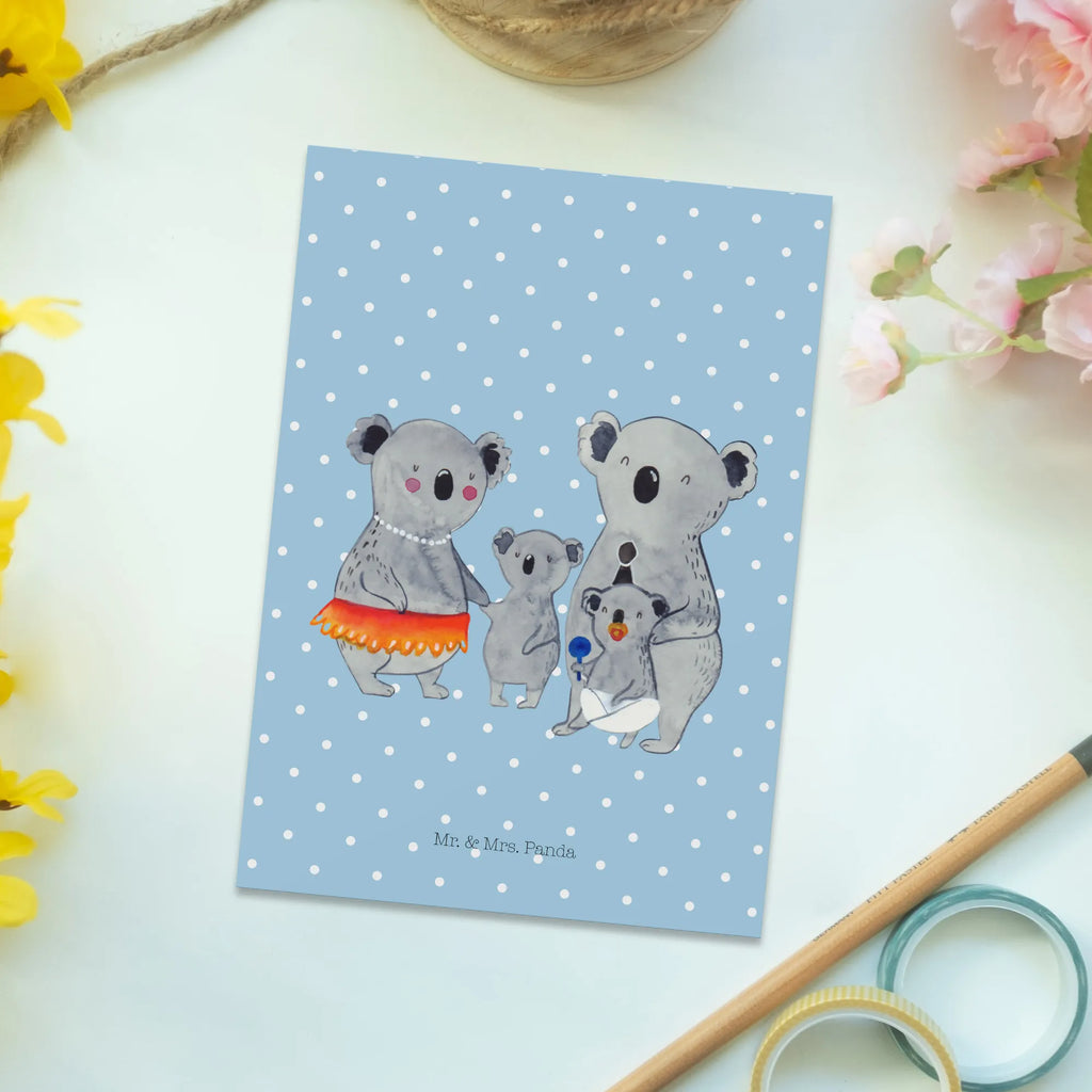 Postkarte Koala Familie Postkarte, Karte, Geschenkkarte, Grußkarte, Einladung, Ansichtskarte, Geburtstagskarte, Einladungskarte, Dankeskarte, Ansichtskarten, Einladung Geburtstag, Einladungskarten Geburtstag, Familie, Vatertag, Muttertag, Bruder, Schwester, Mama, Papa, Oma, Opa, Koala, Koalas, Family, Kinder, Geschwister, Familienleben