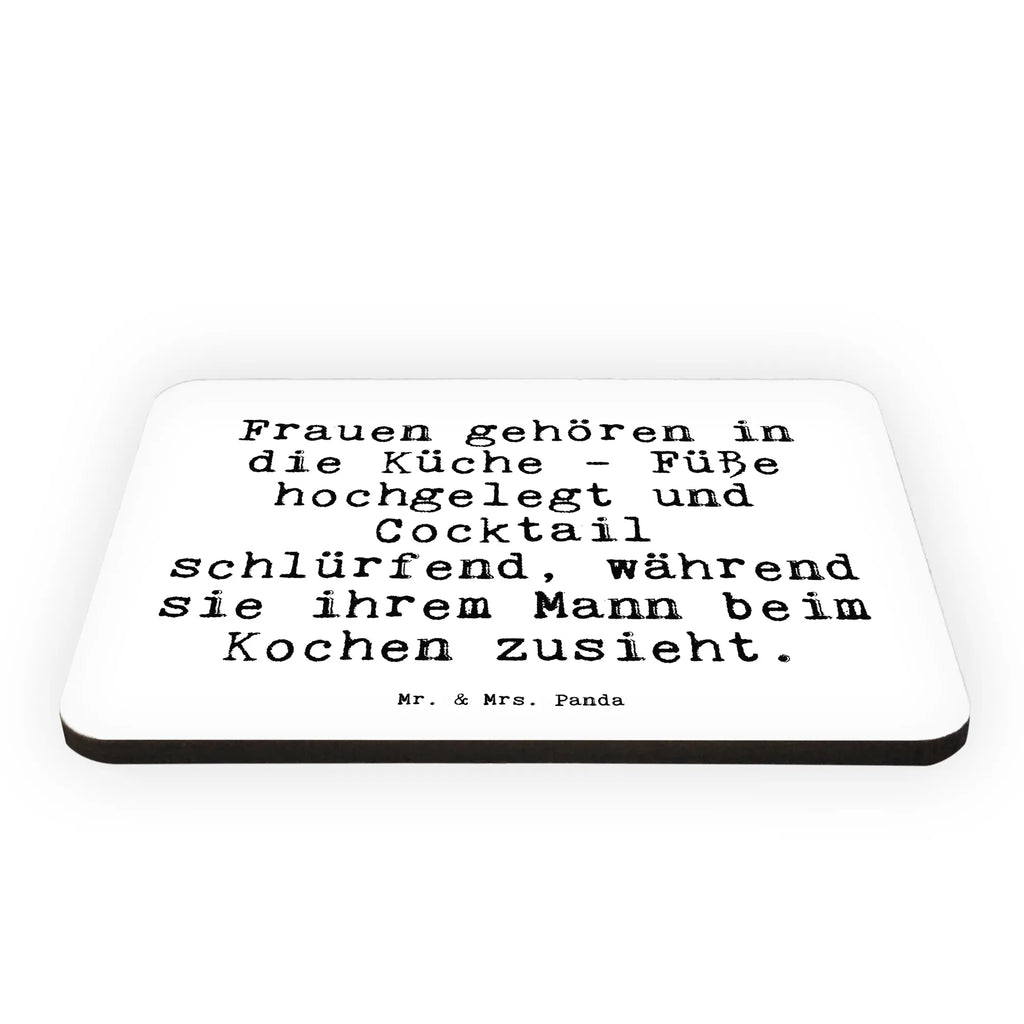 Magnet Sprüche und Zitate Frauen gehören in die Küche - Füße hochgelegt und Cocktail schlürfend, während sie ihrem Mann beim Kochen zusieht. Kühlschrankmagnet, Pinnwandmagnet, Souvenir Magnet, Motivmagnete, Dekomagnet, Whiteboard Magnet, Notiz Magnet, Kühlschrank Dekoration, Spruch, Sprüche, lustige Sprüche, Weisheiten, Zitate, Spruch Geschenke, Spruch Sprüche Weisheiten Zitate Lustig Weisheit Worte