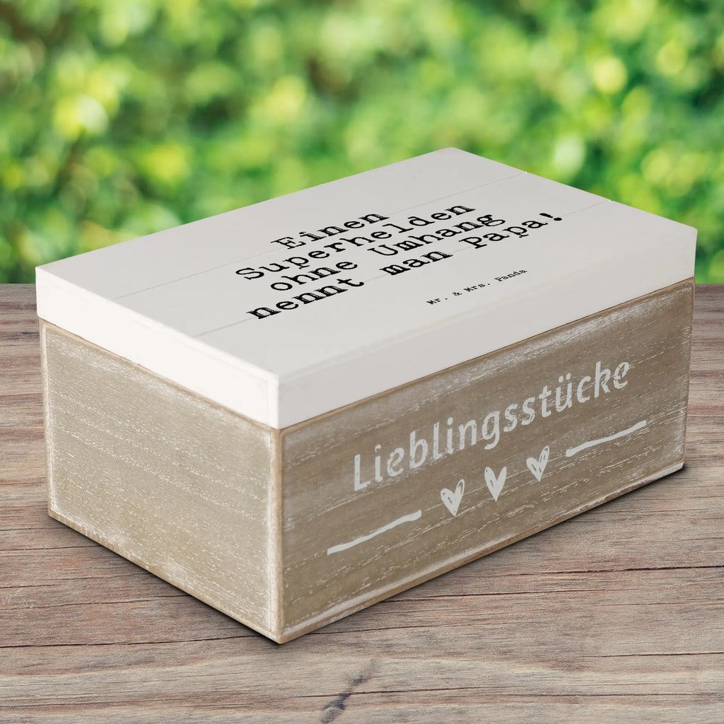 Holzkiste Sprüche und Zitate Einen Superhelden ohne Umhang nennt man Papa! Holzkiste, Kiste, Schatzkiste, Truhe, Schatulle, XXL, Erinnerungsbox, Erinnerungskiste, Dekokiste, Aufbewahrungsbox, Geschenkbox, Geschenkdose, Spruch, Sprüche, lustige Sprüche, Weisheiten, Zitate, Spruch Geschenke, Spruch Sprüche Weisheiten Zitate Lustig Weisheit Worte