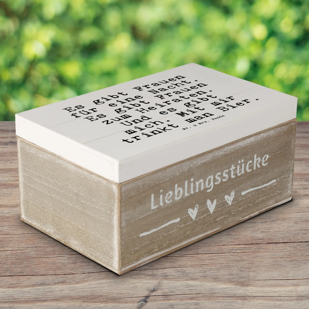 Holzkiste Sprüche und Zitate Es gibt Frauen für eine Nacht. Es gibt Frauen zum Heiraten. Und es gibt mich. Mit mir trinkt man Bier. Holzkiste, Kiste, Schatzkiste, Truhe, Schatulle, XXL, Erinnerungsbox, Erinnerungskiste, Dekokiste, Aufbewahrungsbox, Geschenkbox, Geschenkdose, Spruch, Sprüche, lustige Sprüche, Weisheiten, Zitate, Spruch Geschenke, Spruch Sprüche Weisheiten Zitate Lustig Weisheit Worte