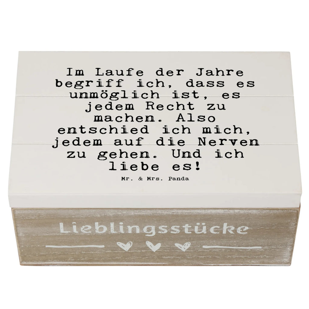 Holzkiste Sprüche und Zitate Im Laufe der Jahre begriff ich, dass es unmöglich ist, es jedem Recht zu machen. Also entschied ich mich, jedem auf die Nerven zu gehen. Und ich liebe es! Holzkiste, Kiste, Schatzkiste, Truhe, Schatulle, XXL, Erinnerungsbox, Erinnerungskiste, Dekokiste, Aufbewahrungsbox, Geschenkbox, Geschenkdose, Spruch, Sprüche, lustige Sprüche, Weisheiten, Zitate, Spruch Geschenke, Spruch Sprüche Weisheiten Zitate Lustig Weisheit Worte