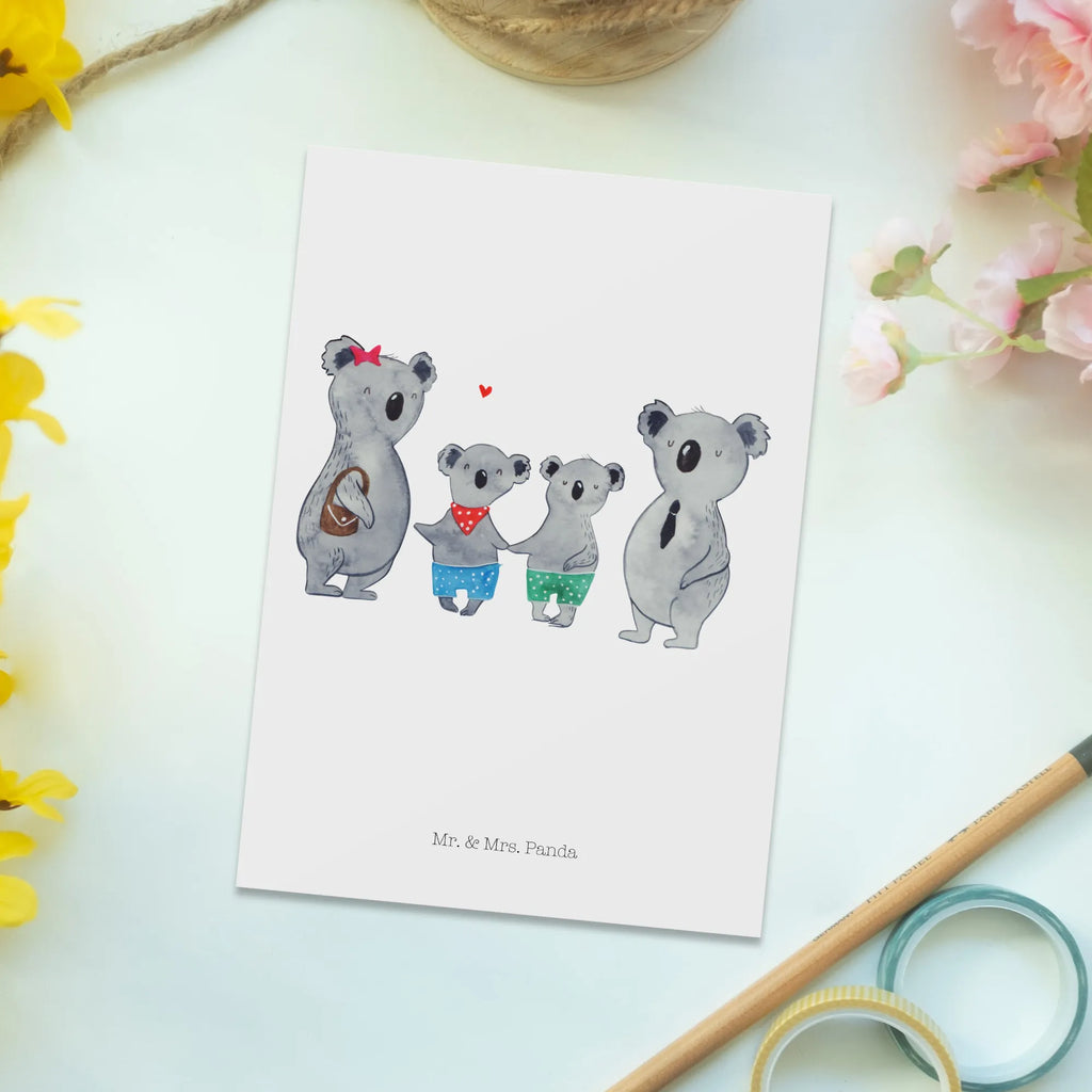 Postkarte Koala Familie zwei Postkarte, Karte, Geschenkkarte, Grußkarte, Einladung, Ansichtskarte, Geburtstagskarte, Einladungskarte, Dankeskarte, Ansichtskarten, Einladung Geburtstag, Einladungskarten Geburtstag, Familie, Vatertag, Muttertag, Bruder, Schwester, Mama, Papa, Oma, Opa, Koala, Koalabär, beste Familie, Familienzeit, Familienleben, Koalafamilie, Lieblingsfamilie