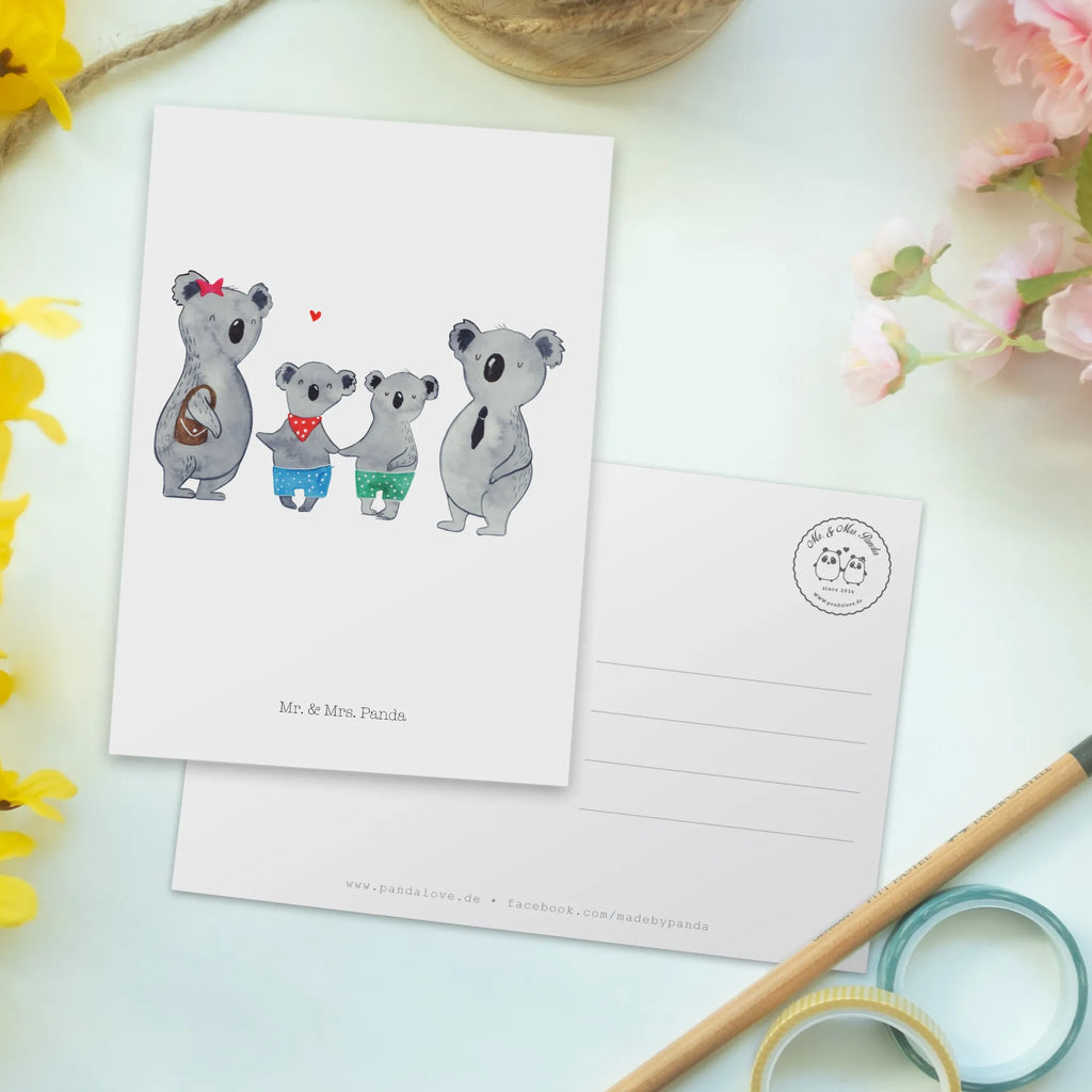 Postkarte Koala Familie zwei Postkarte, Karte, Geschenkkarte, Grußkarte, Einladung, Ansichtskarte, Geburtstagskarte, Einladungskarte, Dankeskarte, Ansichtskarten, Einladung Geburtstag, Einladungskarten Geburtstag, Familie, Vatertag, Muttertag, Bruder, Schwester, Mama, Papa, Oma, Opa, Koala, Koalabär, beste Familie, Familienzeit, Familienleben, Koalafamilie, Lieblingsfamilie